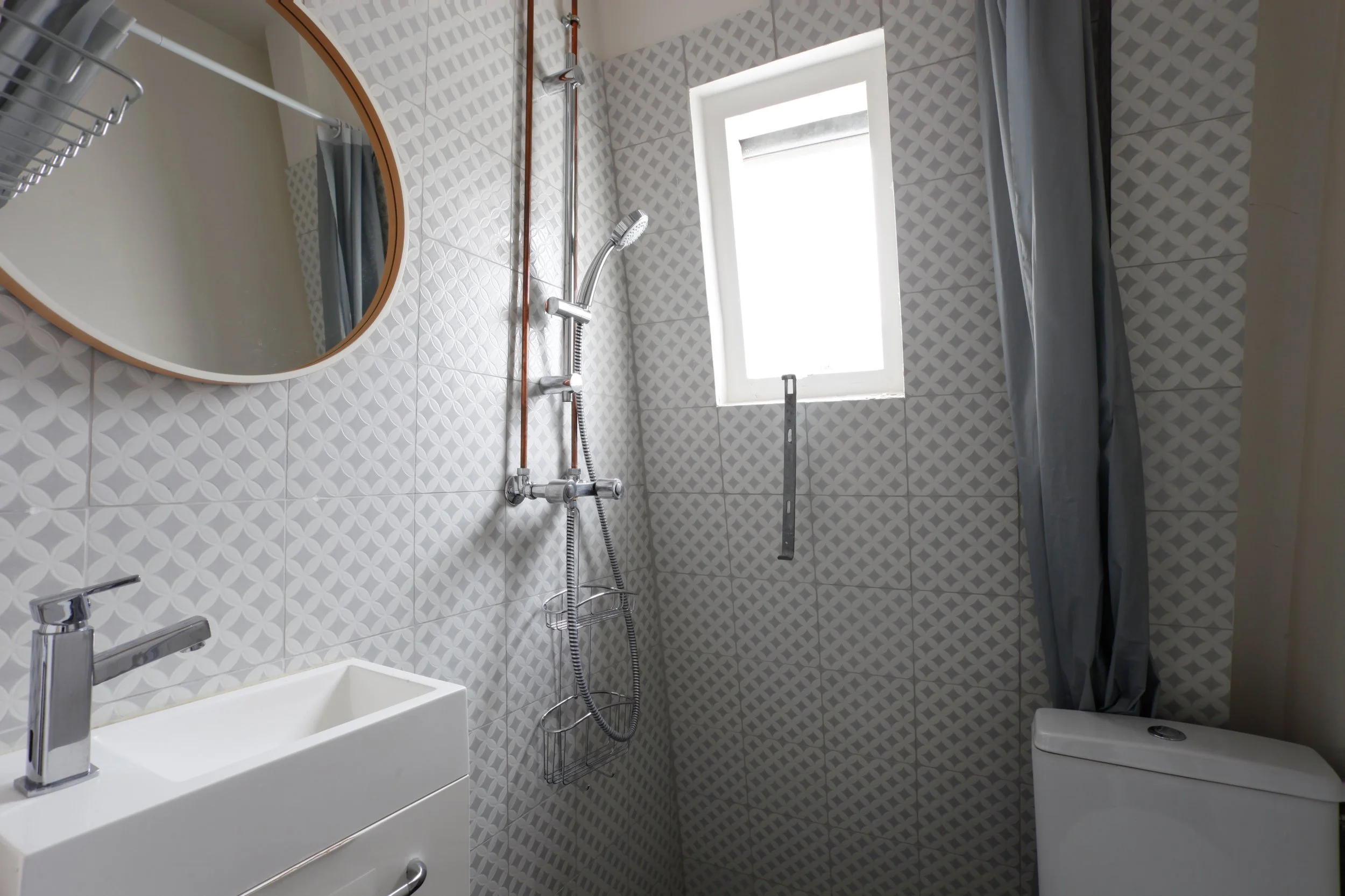 Salle d'eau avec douche à l'italienne d'une studette dans le quartier gros caillou