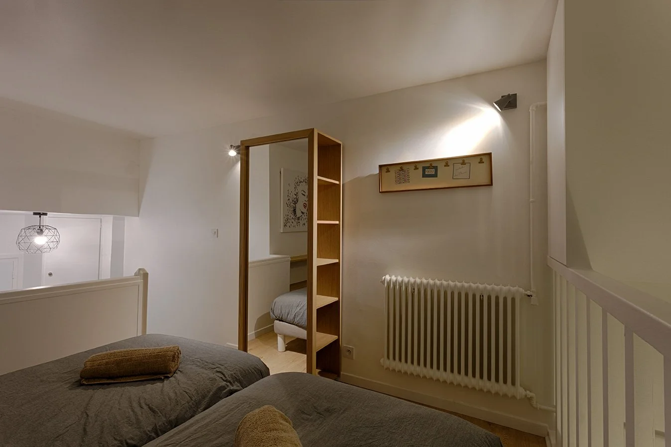 Espace nuit d'un duplex situé dans un immeuble donnant sur l'esplanade des Invalides