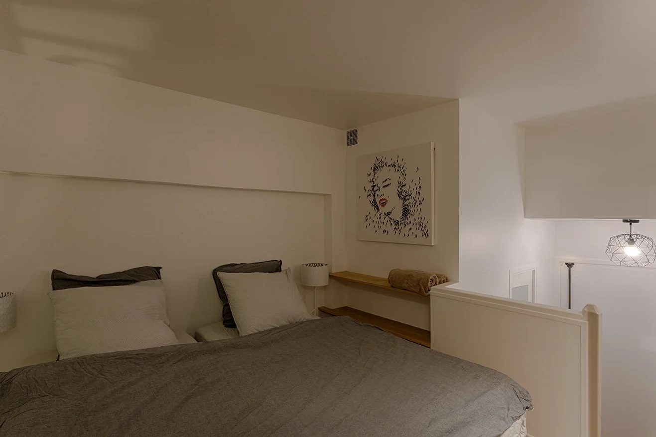 Espace nuit d'un duplex situé dans un immeuble donnant sur l'esplanade des Invalides