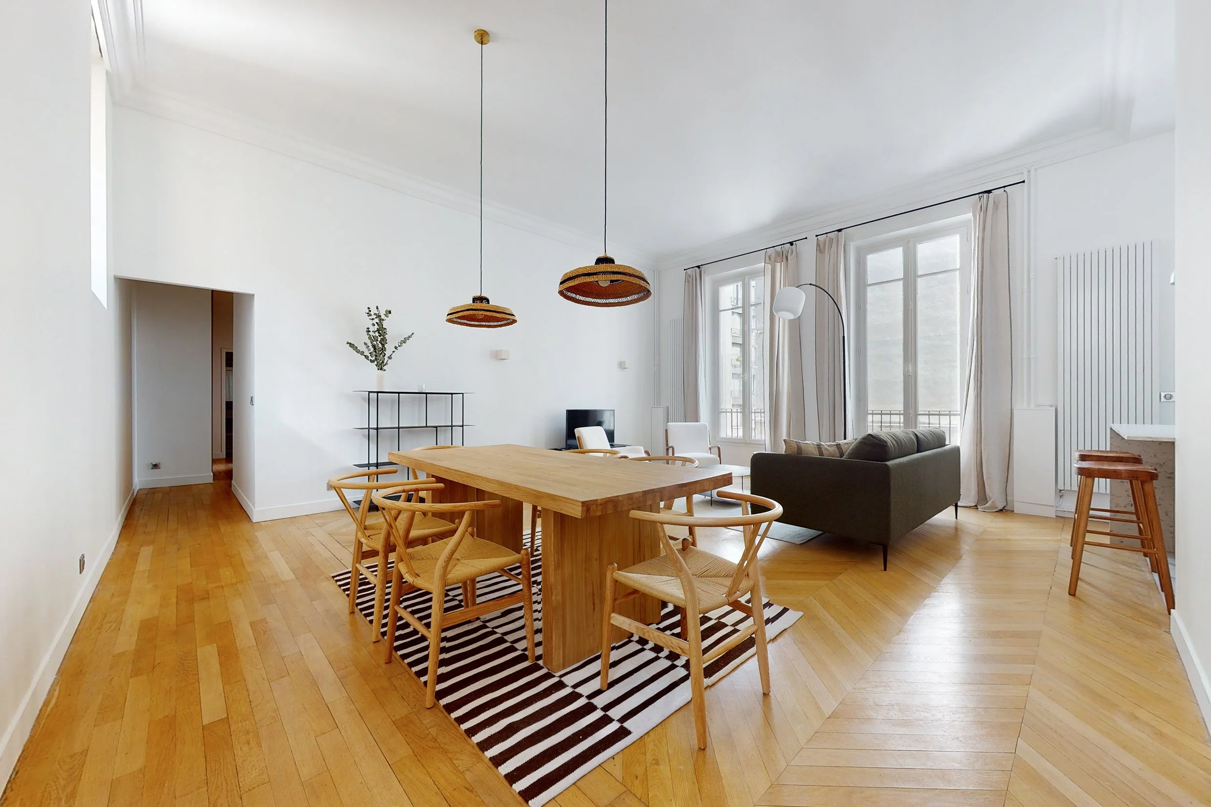 Salon-Salle à manger avec parquet point et plus de trois mètres de hauteur sous plafond