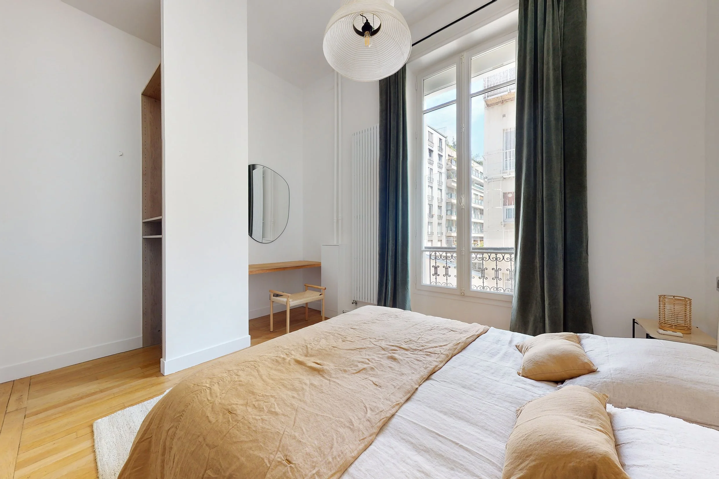 Master bedroom avec coin bureau, dressing et salle d'eau en suite
