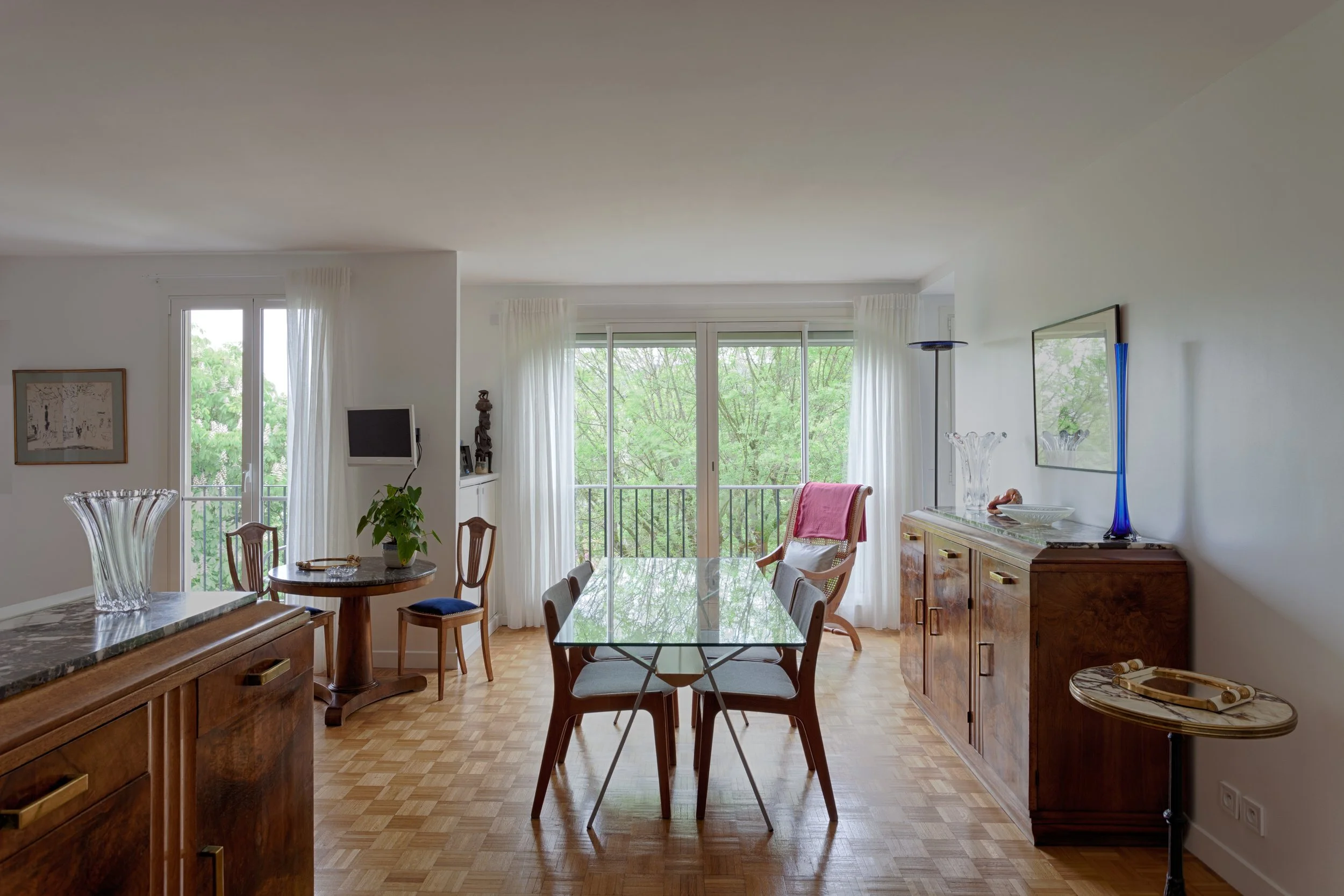 Salle à manger sur jolie balcon dans un appartement familial à proximité du parc de Sceaux