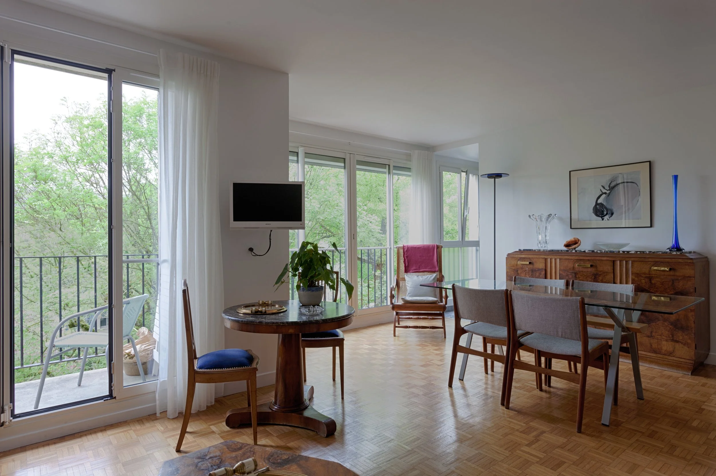 Vue sur le balcon depuis le séjour d'un appartement familial à proximité du parc de Sceaux