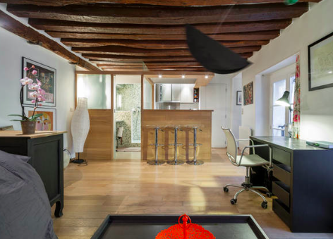 Studio avec poutres appartentes à proximité du marché des Enfants Rouges, de la rue de Bretagne et des Carreaux du temple