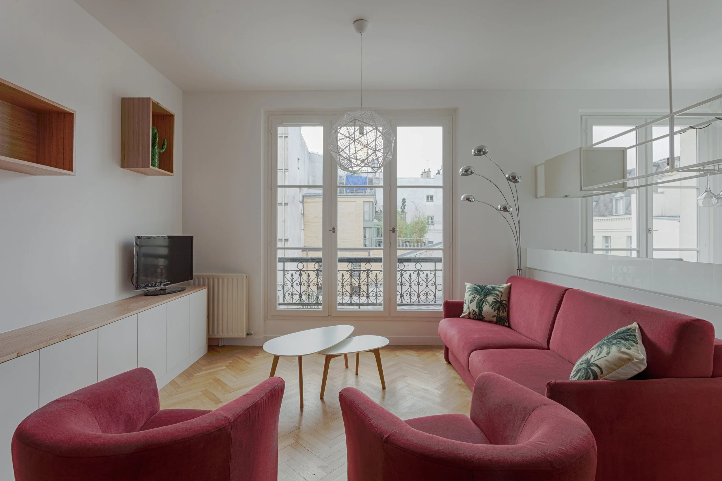 Séjour avec cuisine ouverte d'un appartement dans immeuble art déco au coeur du Marais