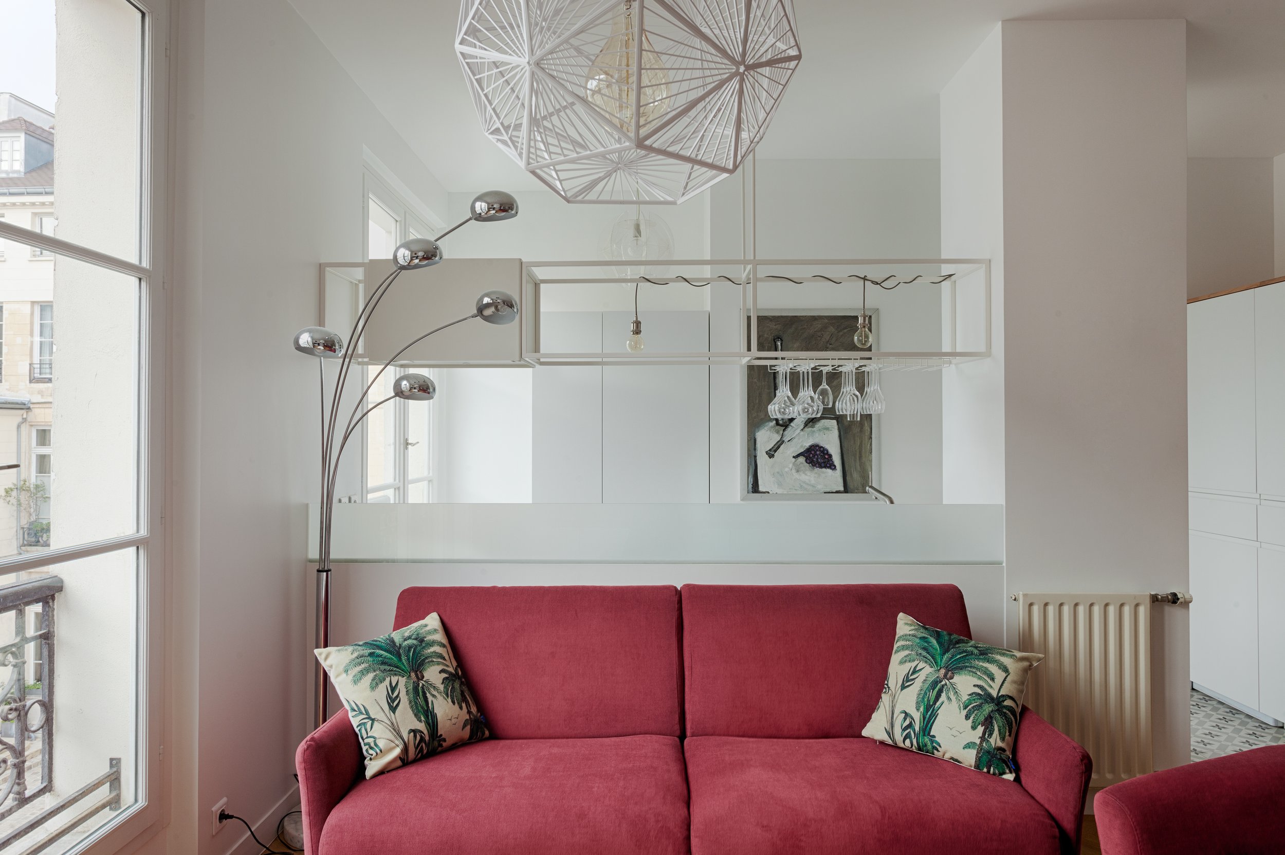 Vue de la cuisine depuis le séjour d'un appartement dans immeuble art déco au coeur du Marais