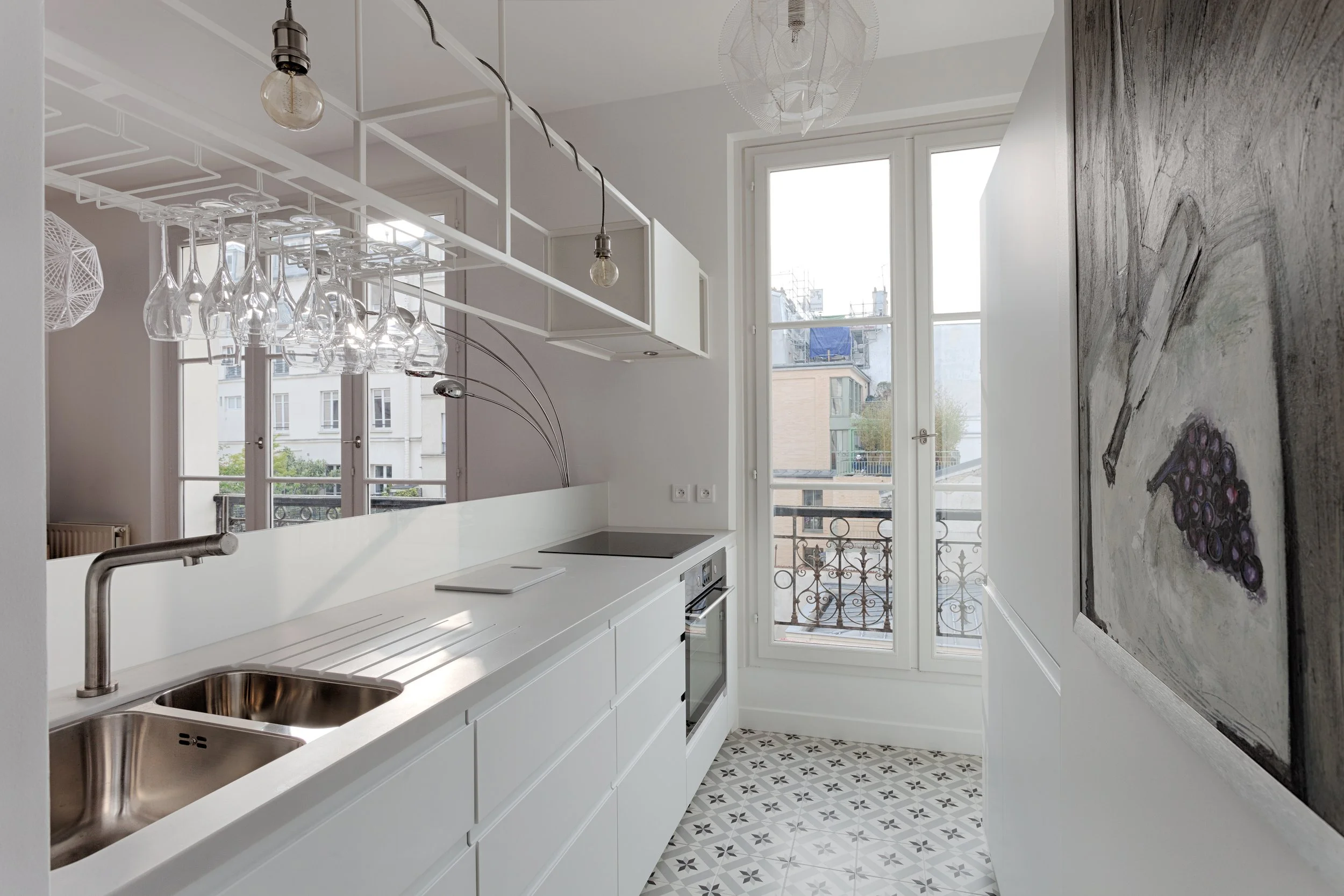Cuisine ouverte sur le séjour et la salle à mange d'un appartement dans immeuble art déco au coeur du Marais