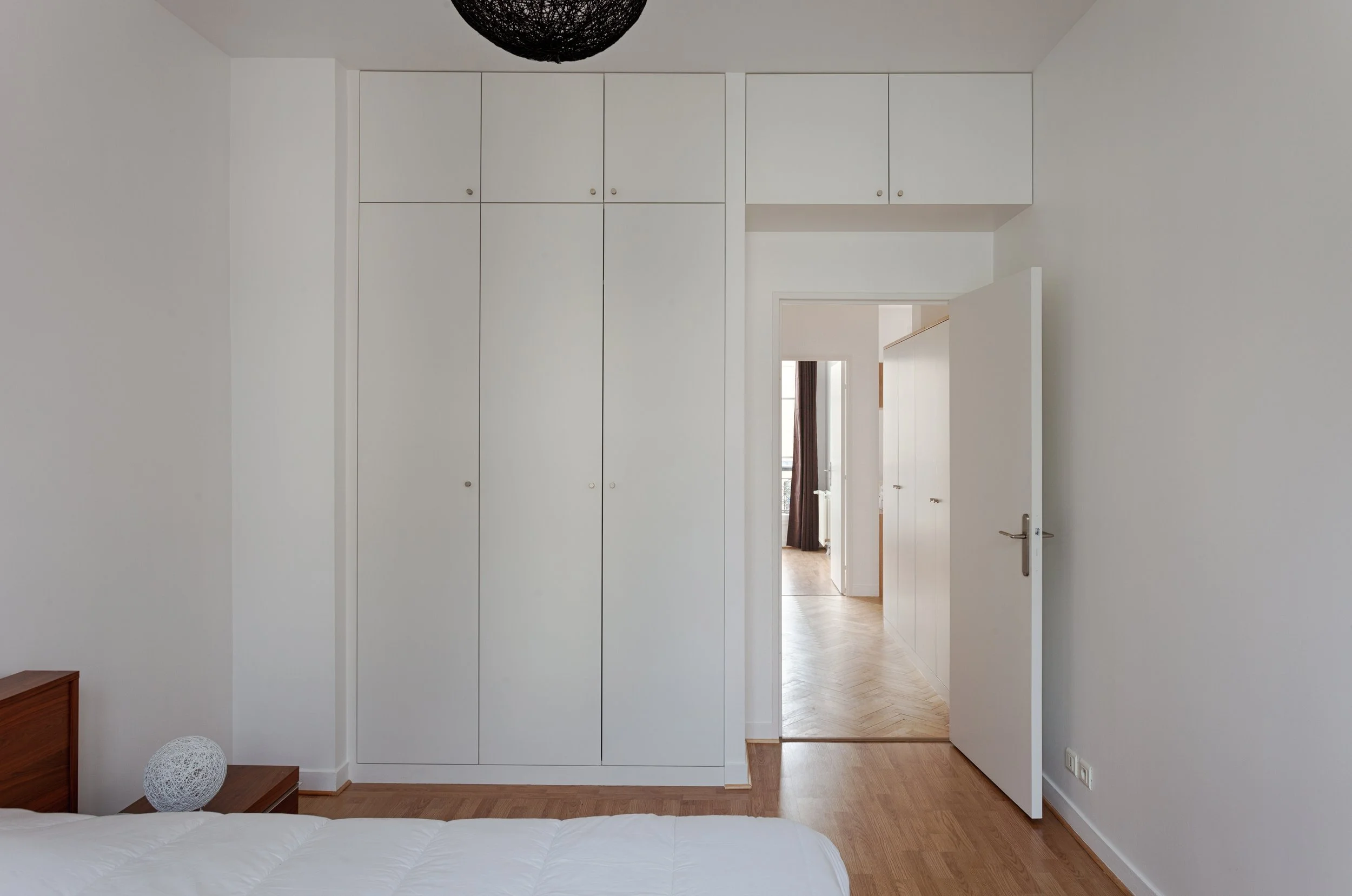 Chambre avec dressing sur mesure d'un appartement dans immeuble art déco au coeur du Marais