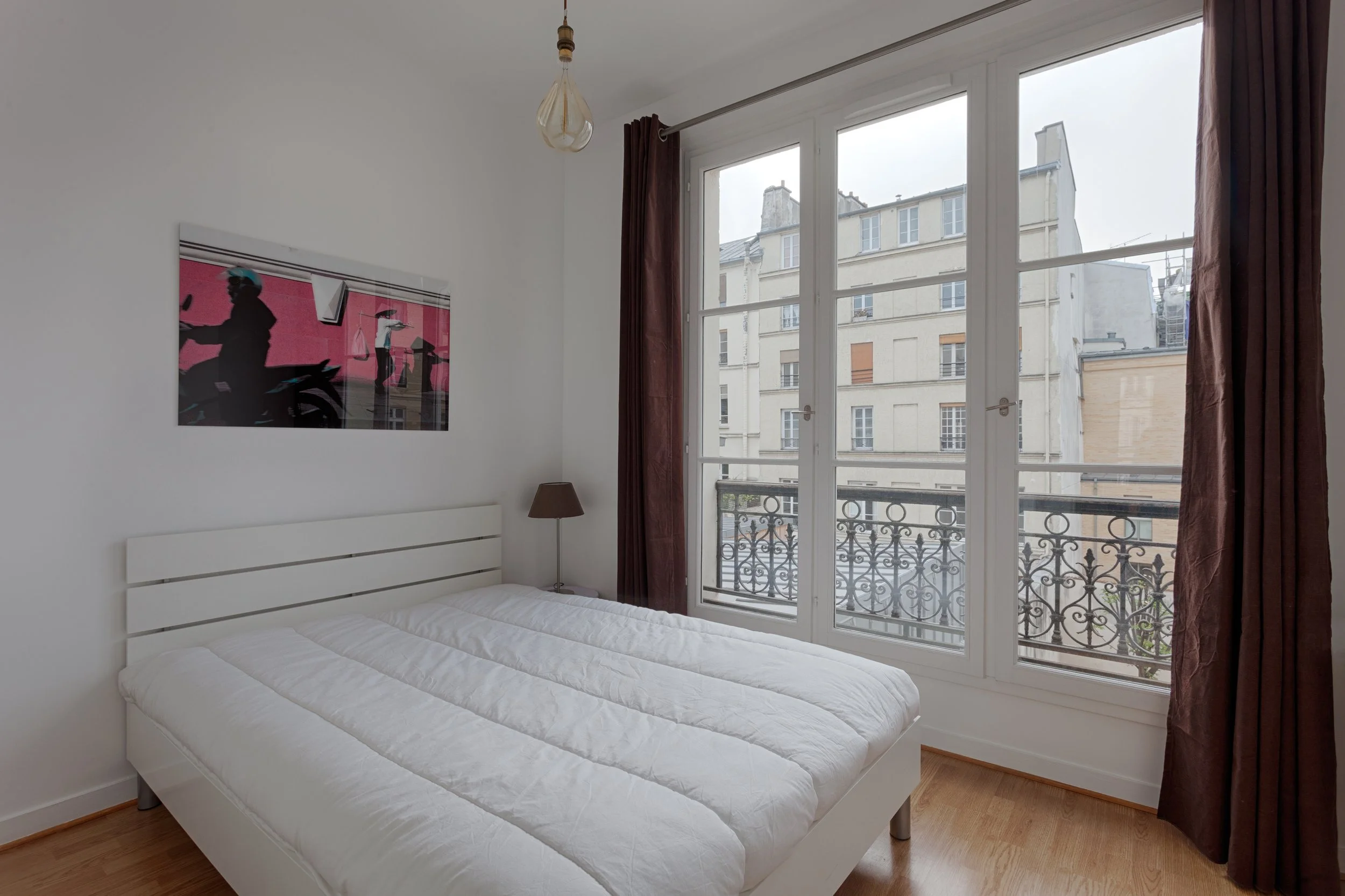 Chambre donnant sur la cour d'un hotel particulier dans immeuble art déco au coeur du Marais