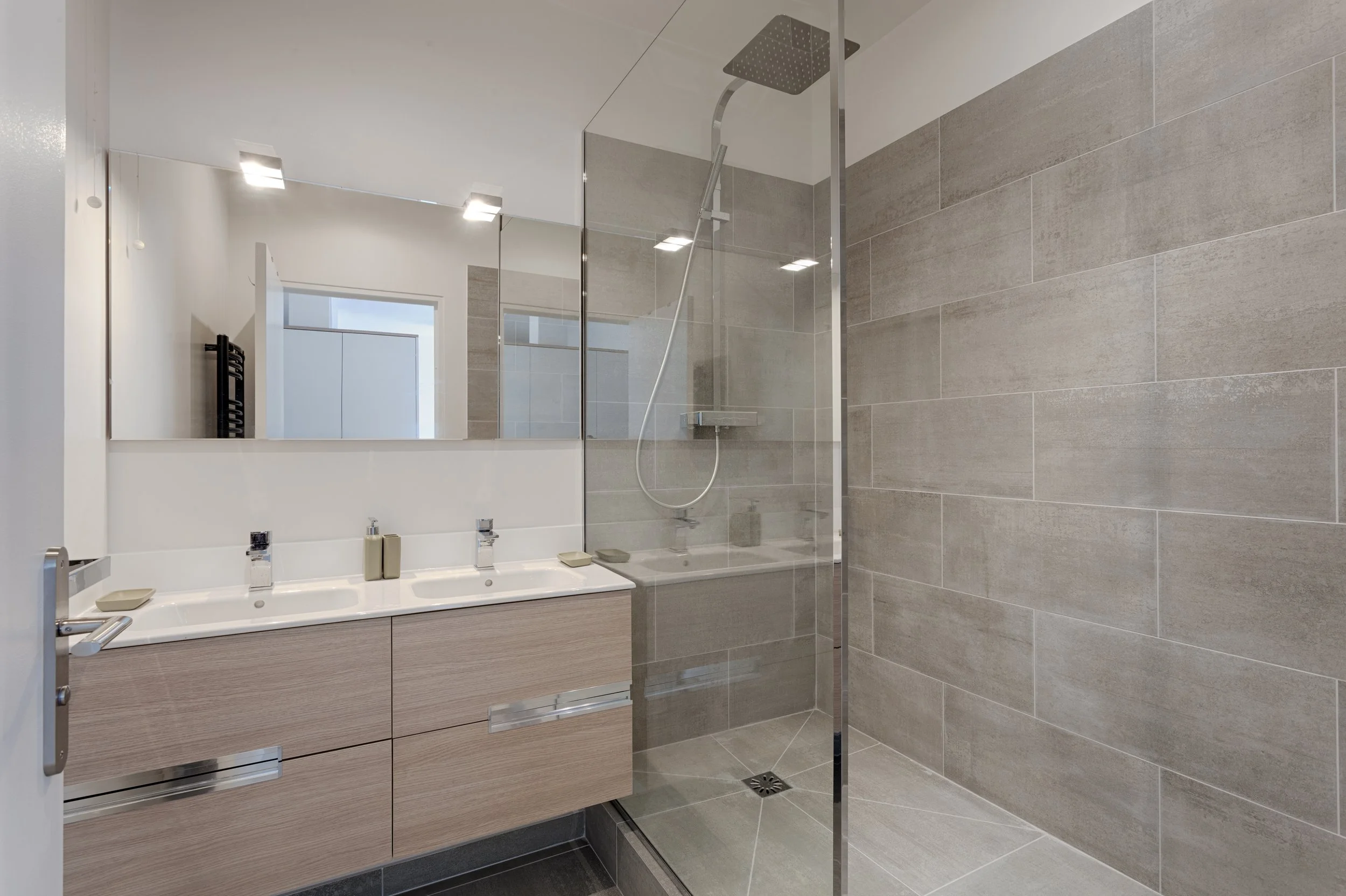 Salle d'eau d'un appartement dans immeuble art déco au coeur du Marais