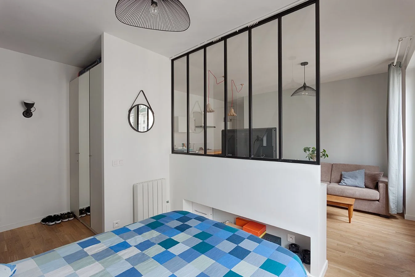 Dressing attenant de la chambre d'un appartement situé à proximité du square Maurice Gardette