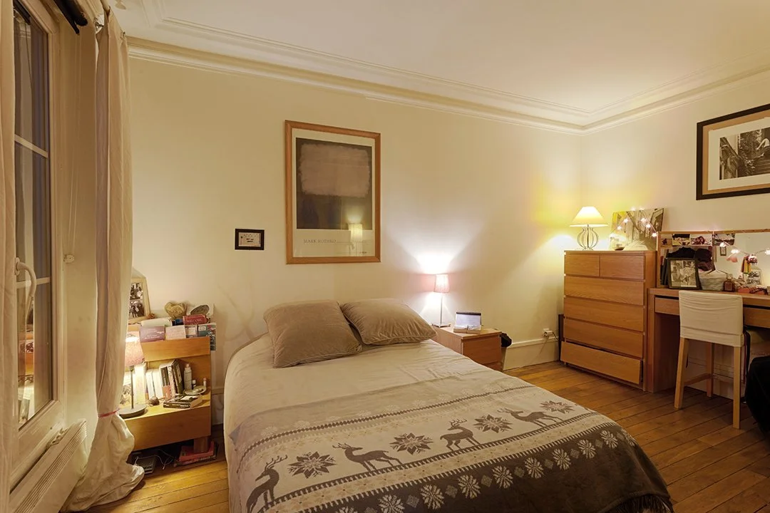 Chambre d'un appartement avec vue sur la tour Eiffel, le dôme des Invalides, Notre-Dame et le Panthéon