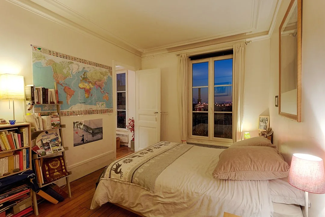 ChambreChambre d'un appartement avec vue sur la tour Eiffel, le dôme des Invalides, Notre-Dame et le Panthéon