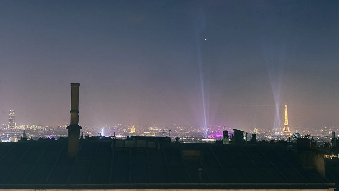 VueChambre d'un appartement avec vue sur la tour Eiffel, le dôme des Invalides, Notre-Dame et le Panthéon
