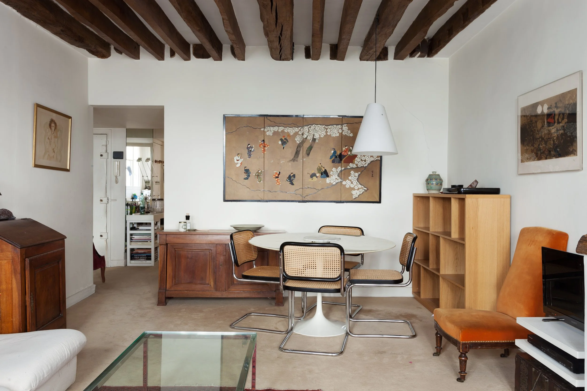 Salle à manger et sa table Tulipe by Knoll dans le quartier Latin