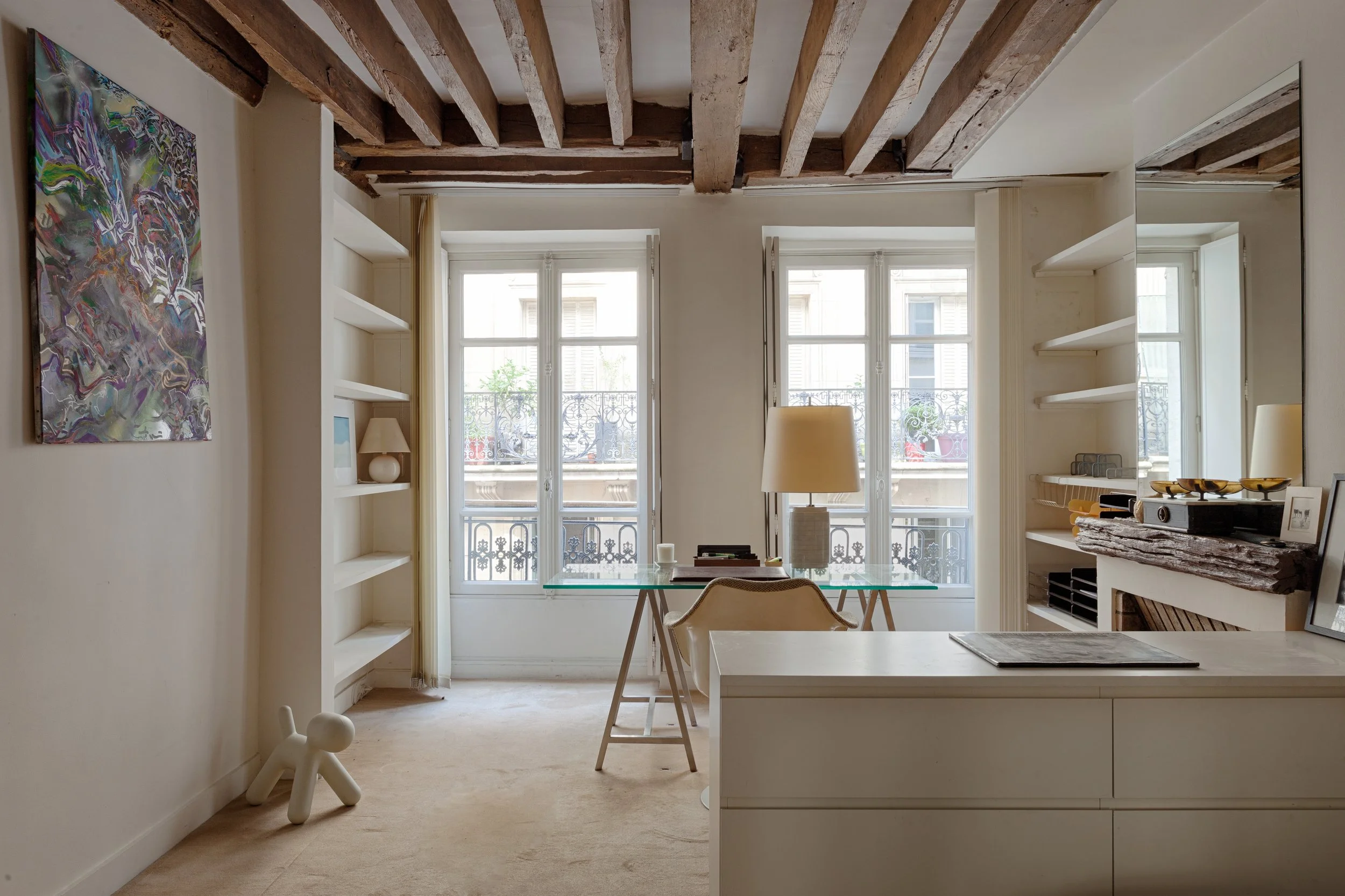 Coin bureau dans la chambre parentale d'un appartement dans le quartier Latin
