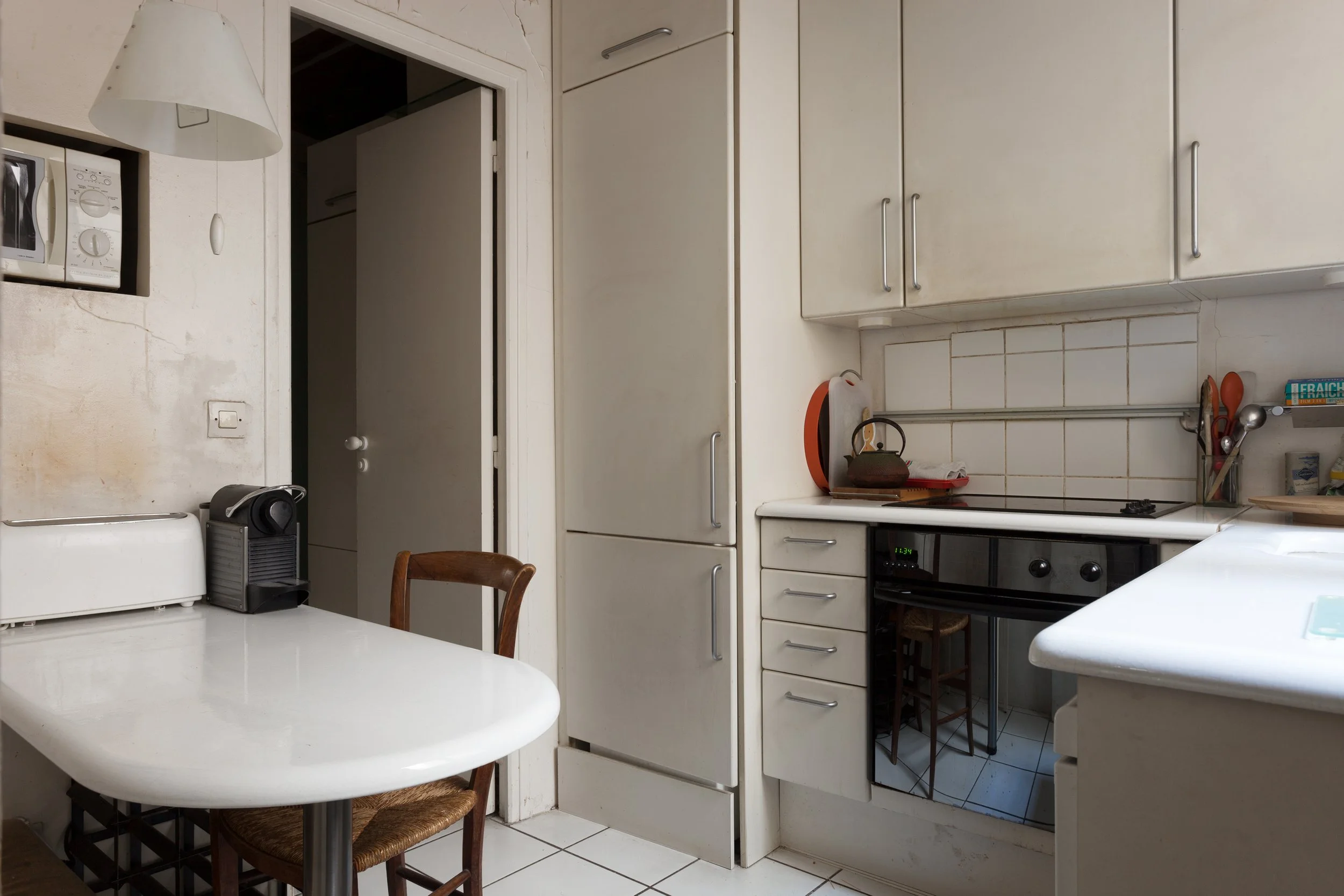 Cuisine rétro d'un appartement dans le quartier Latin