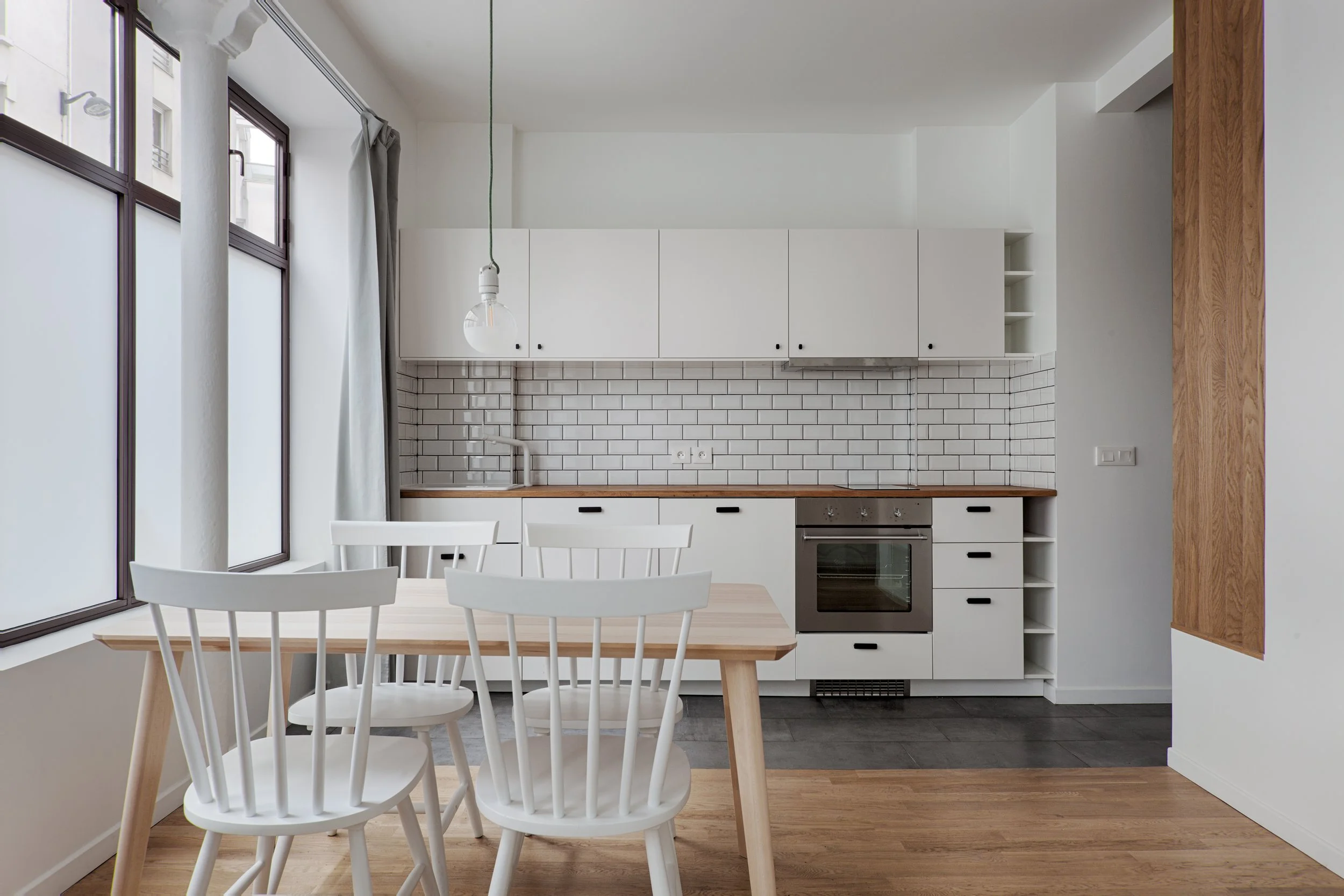 Cuisine et espace repas d'une ancienne boutique transformée en habitation