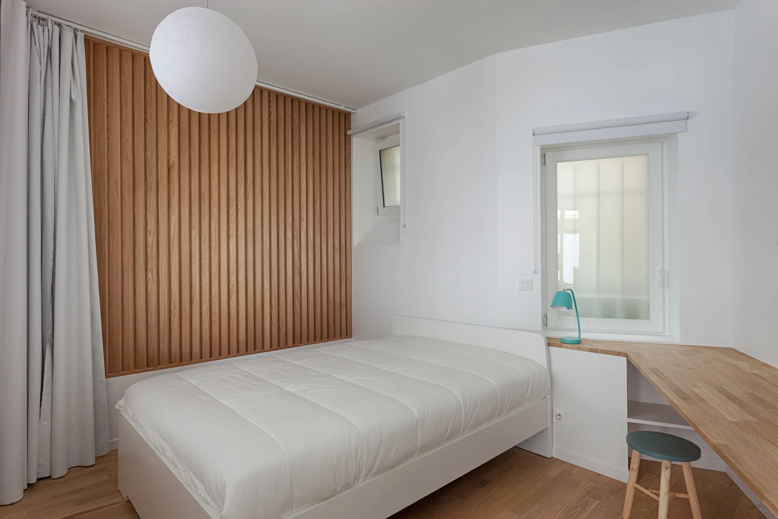 Chambre d'une ancienne boutique transformée en habitation