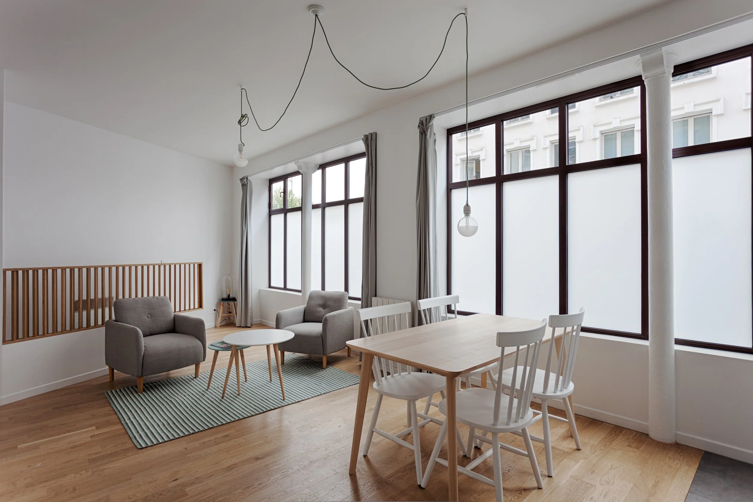 Séjour et salle à manger d'une ancienne boutique transformée en habitation