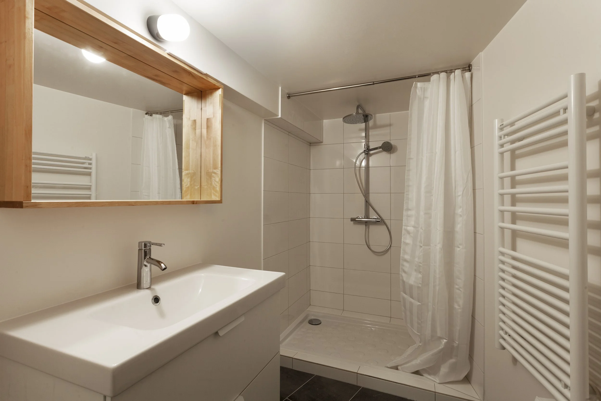 Salle d'eau en souplex d'une ancienne boutique transformée en habitation