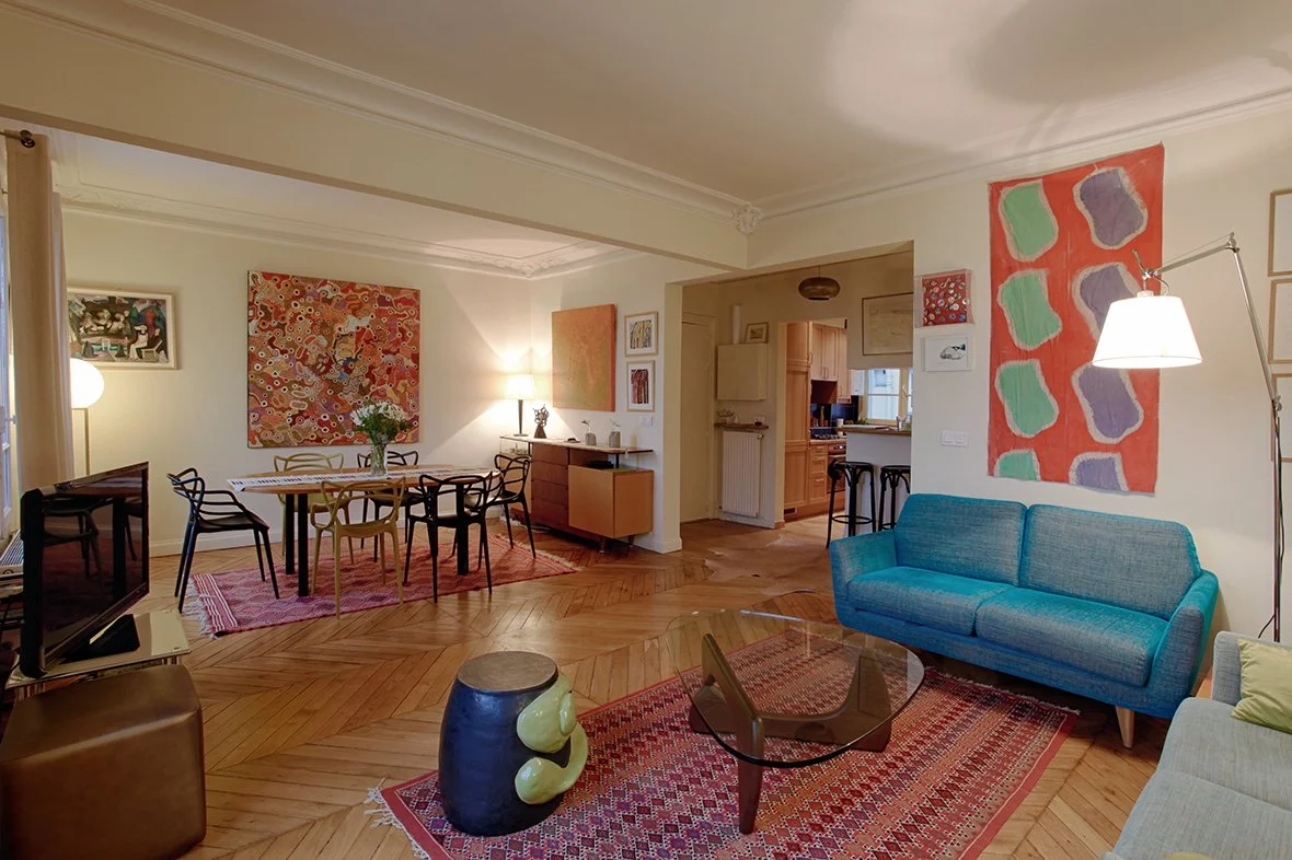 Séjour-salle à manger avec parquet point de Hongrie et moulures dans un appartement Haussmannien du 10ème arrondissement  