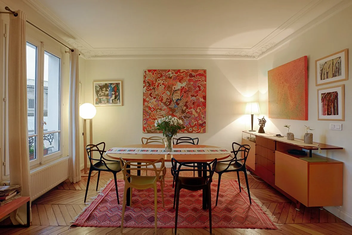 Salle à manger avec parquet point de Hongrie et moulures dans un appartement Haussmannien du 10ème arrondissement  