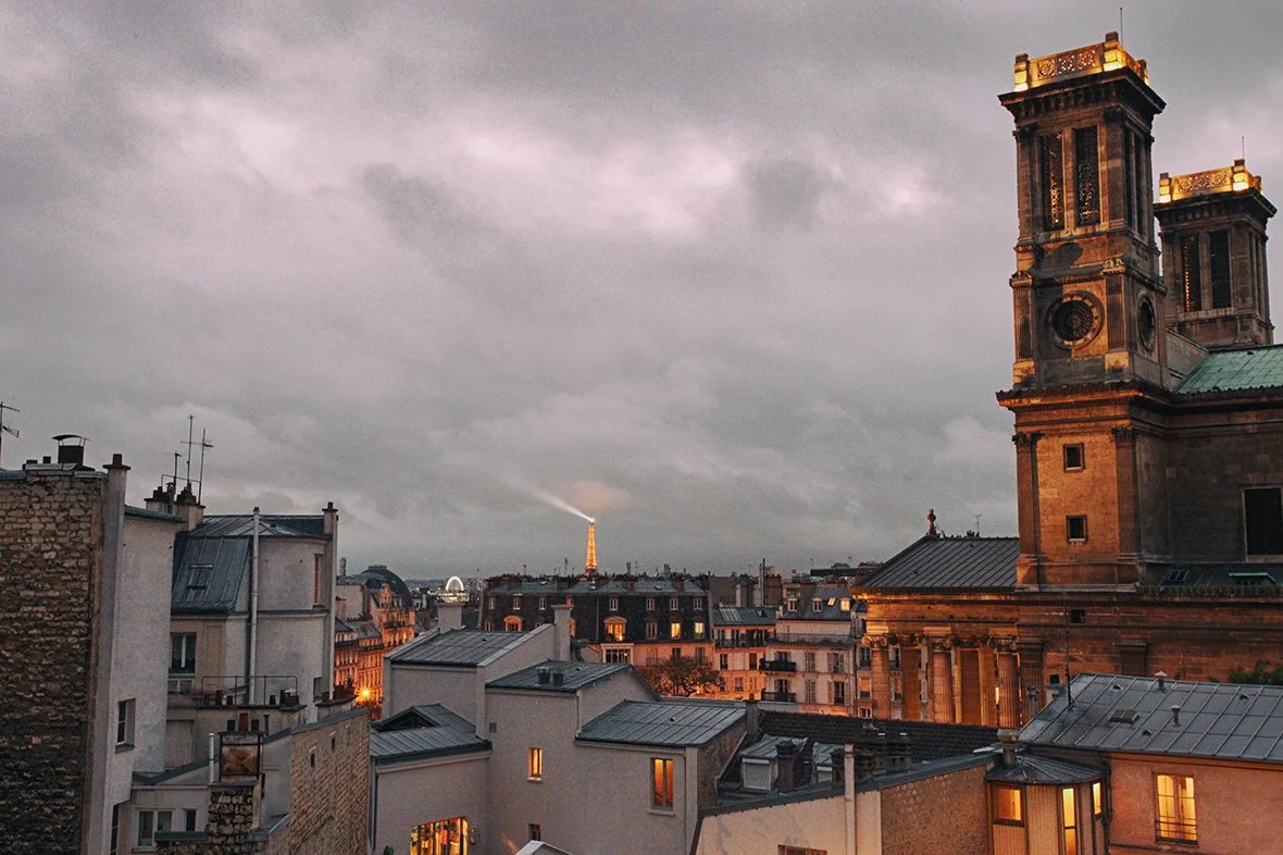 Vue sur l'église Saint Vincent de Paul et la tour Eiffel d'un appartement Haussmannien du 10ème arrondissement  