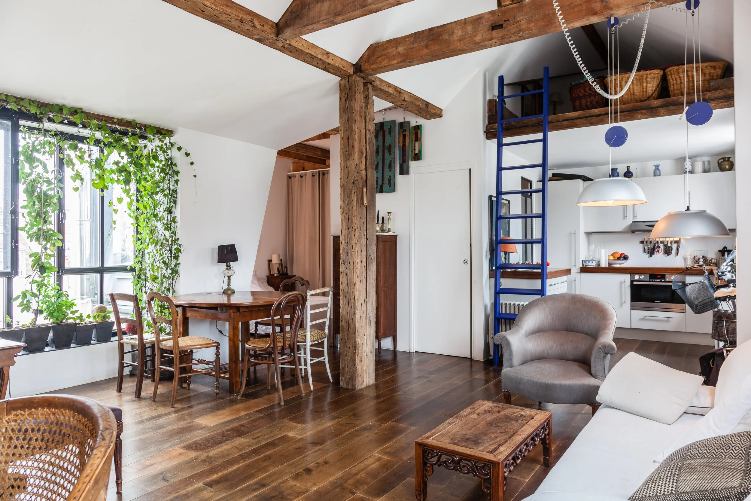 Espace de vie d'un appartement au dernier étage avec ascenseur d'un immeuble du Marais