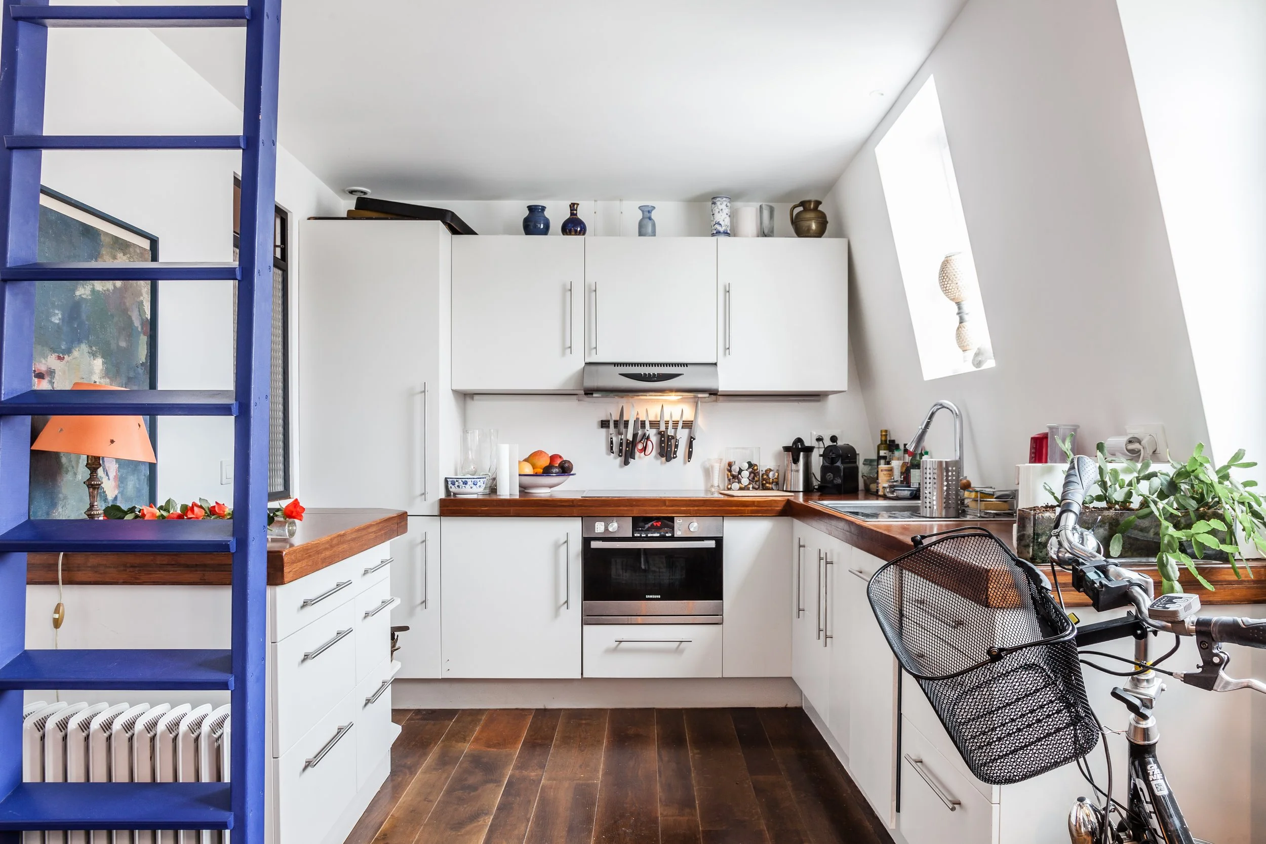 Cuisine ouverte d'un appartement au dernier étage avec ascenseur d'un immeuble du Marais