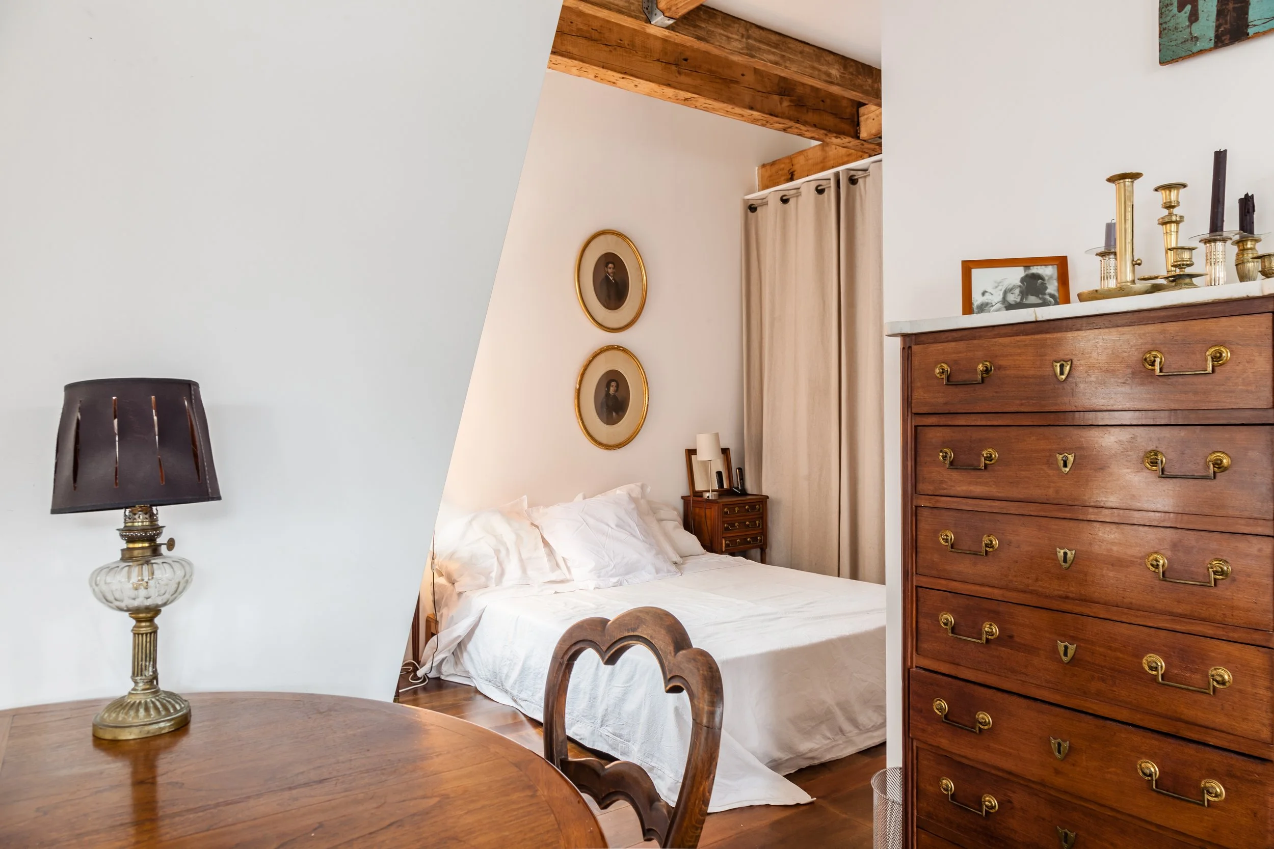 Chambre d'un appartement au dernier étage avec ascenseur d'un immeuble du Marais