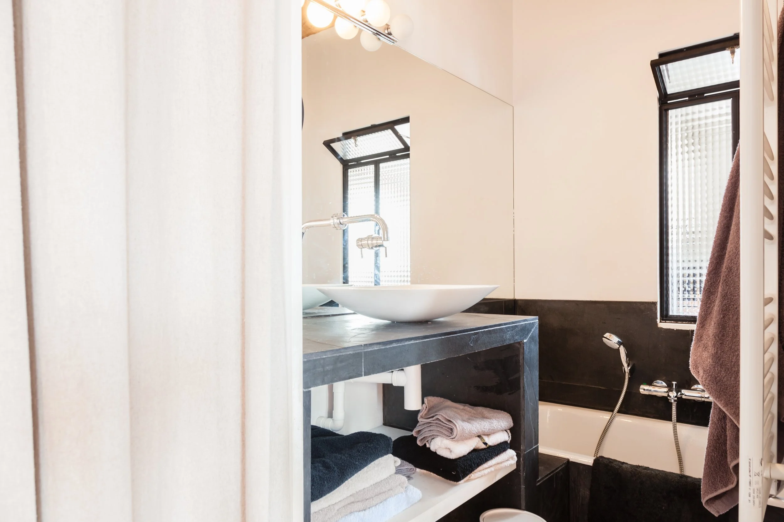 Salle de bains en suite de la chambre d'un appartement au dernier étage avec ascenseur d'un immeuble du Marais