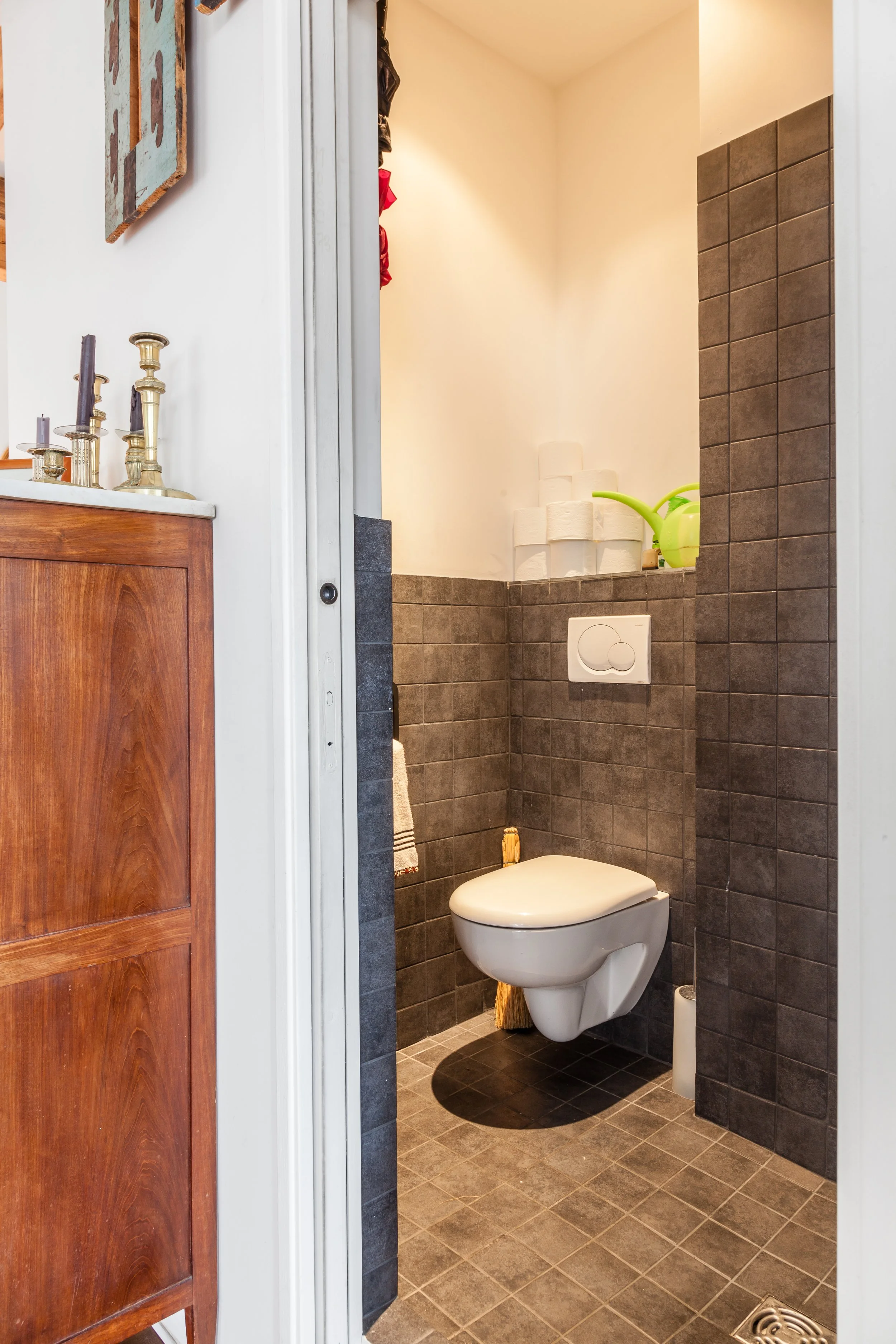 Toilette d'un appartement au dernier étage avec ascenseur d'un immeuble du Marais