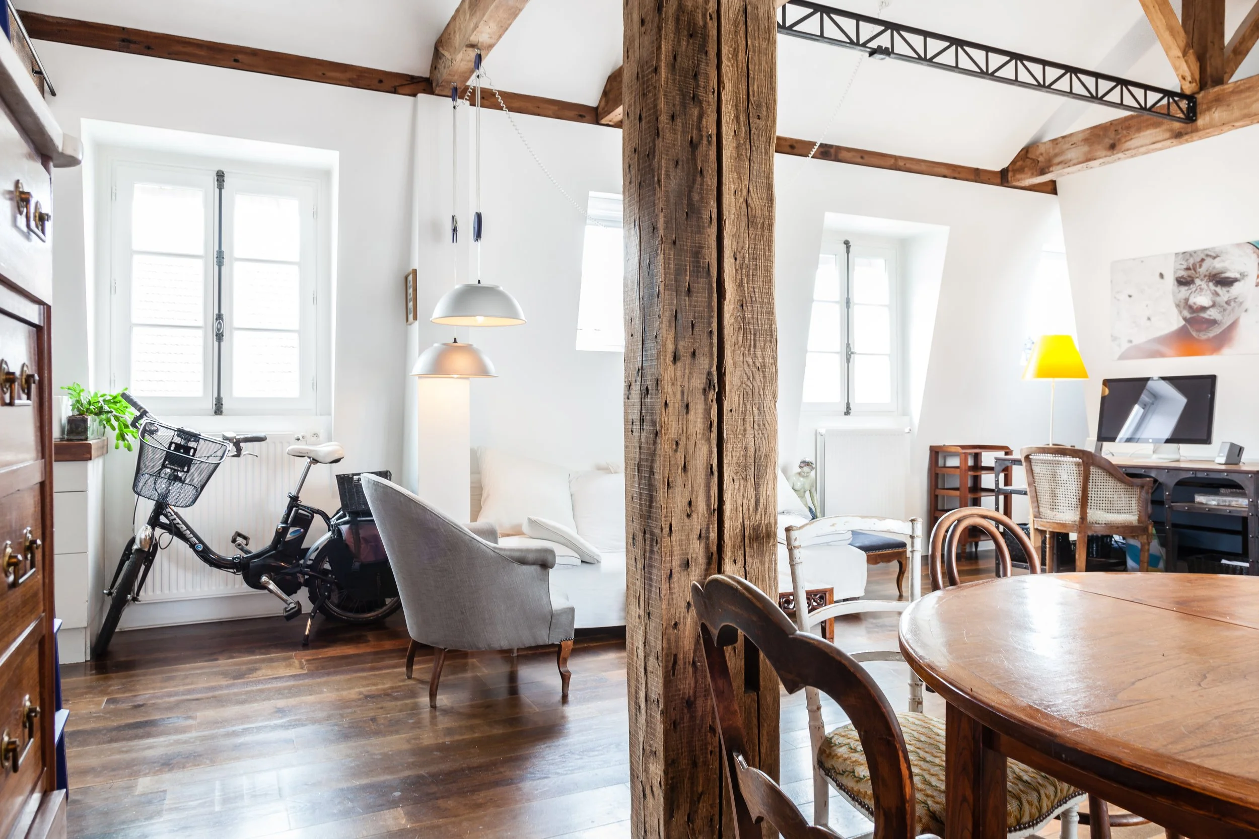 Vue sur l'entrée depuis l'entrée d'un appartement au dernier étage avec ascenseur d'un immeuble du Marais