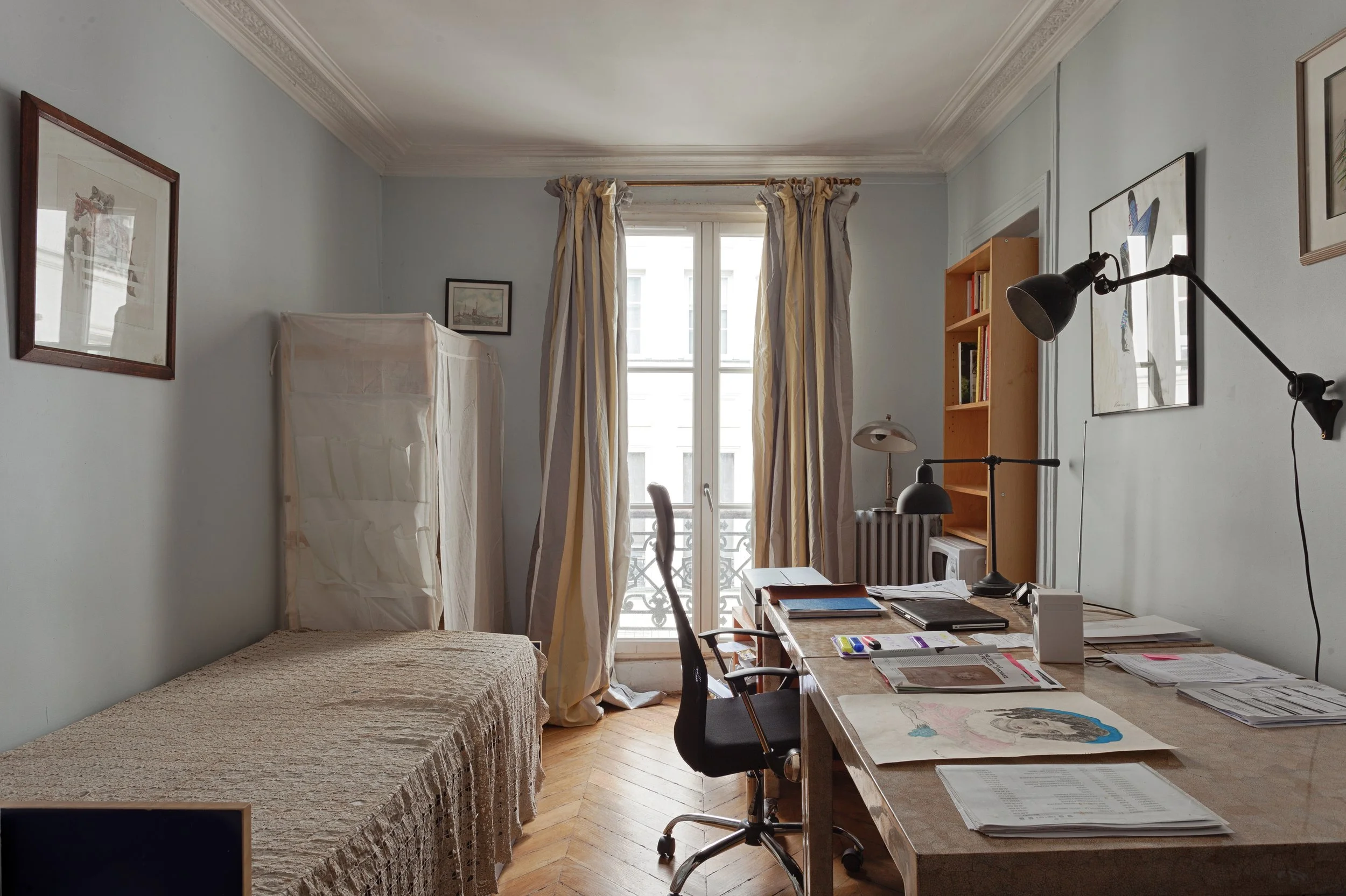 Chambre avec bureau et salle d'eaud'un appartement familiale dans le 10ème
