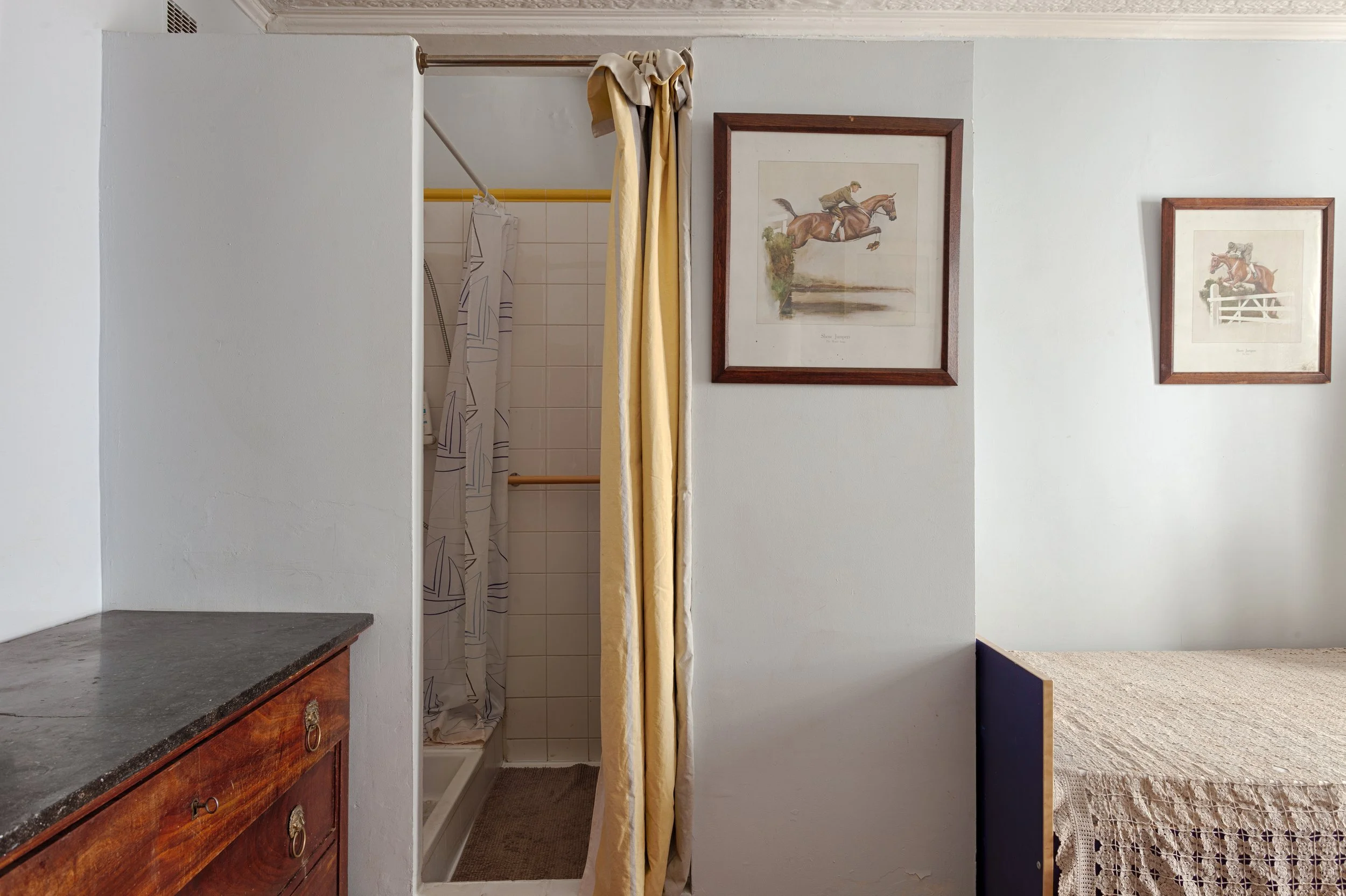 Chambre avec salle d'eau et bureaud'un appartement familiale dans le 10ème