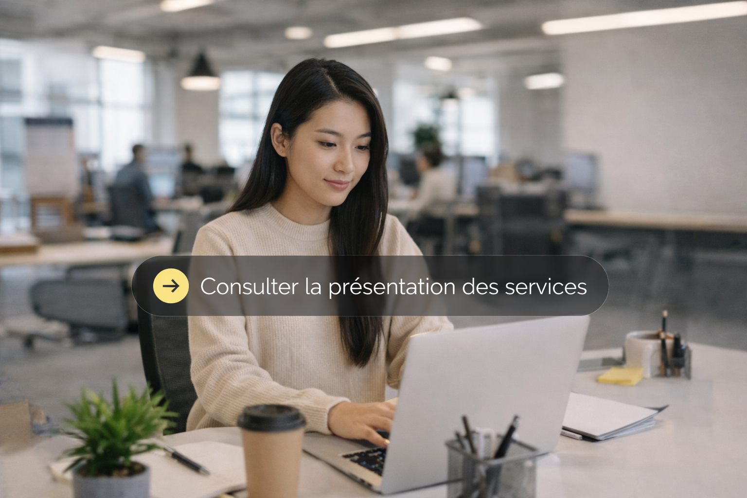 Jeune femme asiatique travaillant sur un ordinateur portable dans un bureau moderne, avec texte "Consulter la présentation des services".