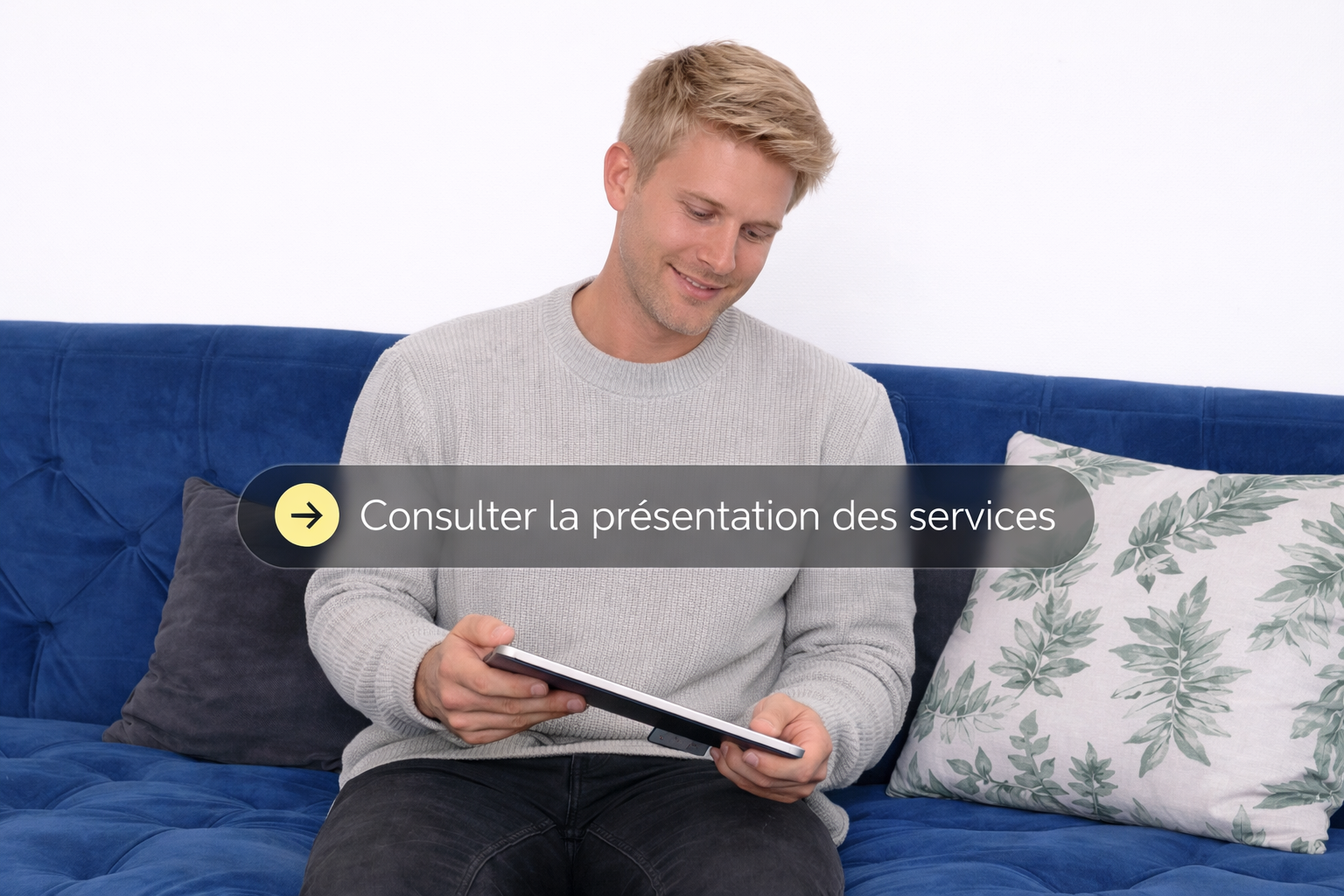 Homme assis sur un canapé bleu, utilisant une tablette, avec le texte "Consulter la présentation des services"