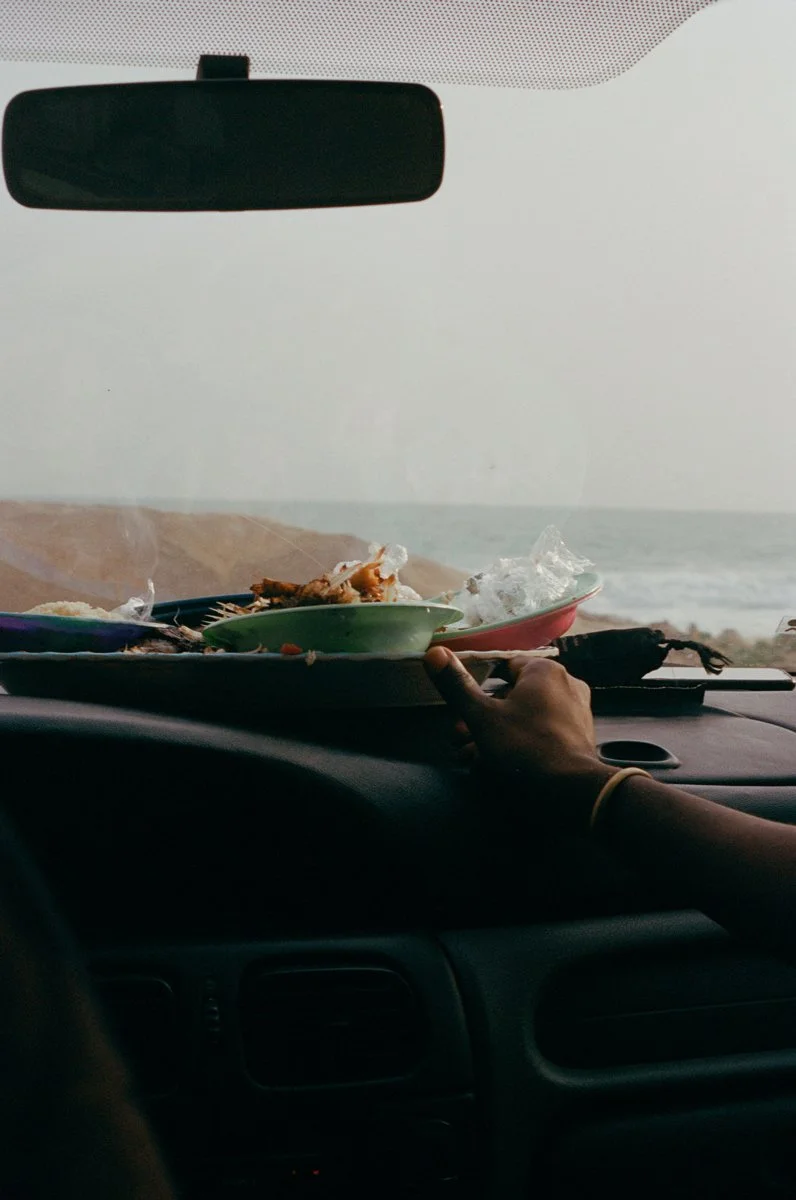 Mondoukou en Côte d'Ivoire, un homme tient une grande assiette contenant des carcasses de poissons