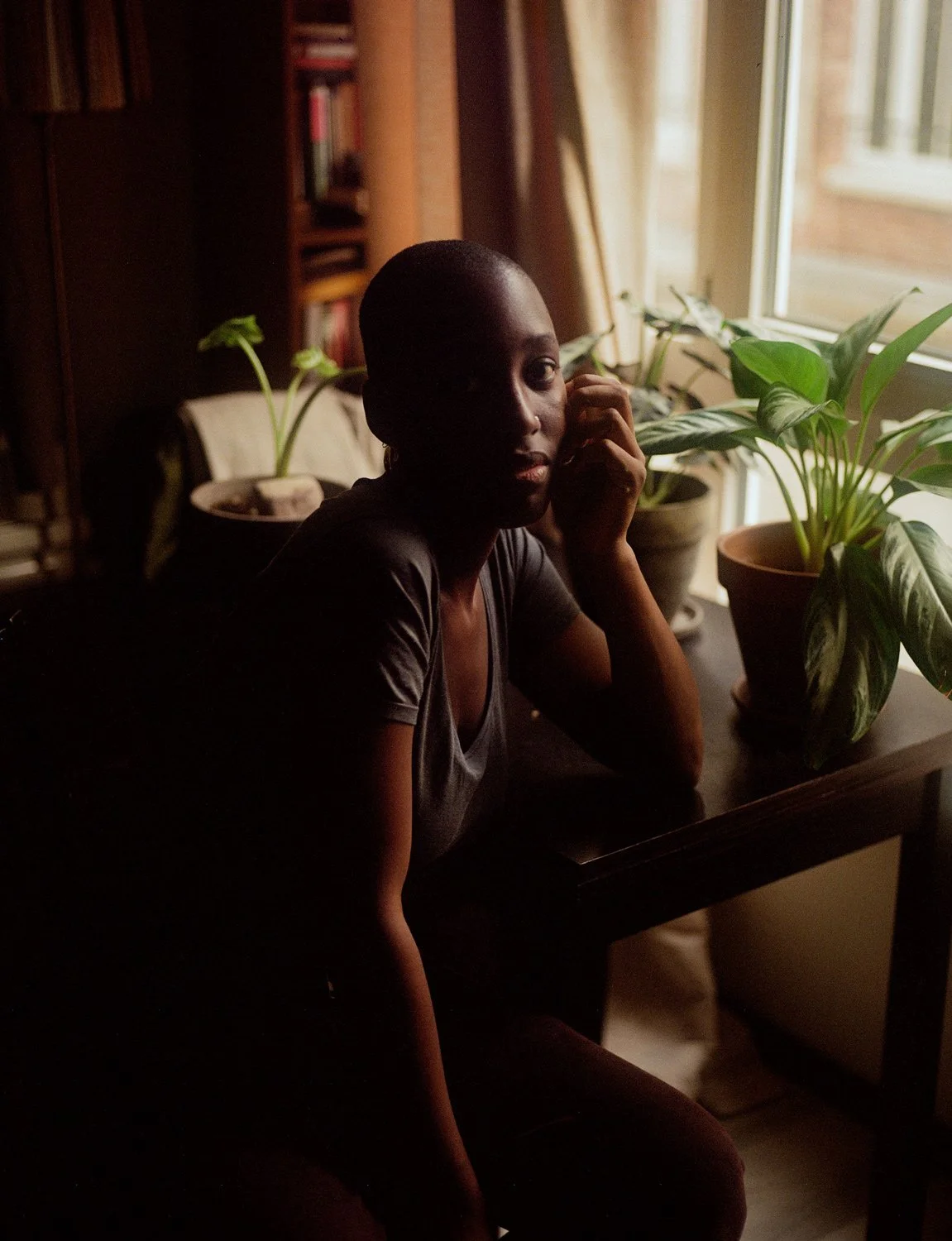 Portrait de Gaëlle au milieu de ses plantes chez elle à Paris