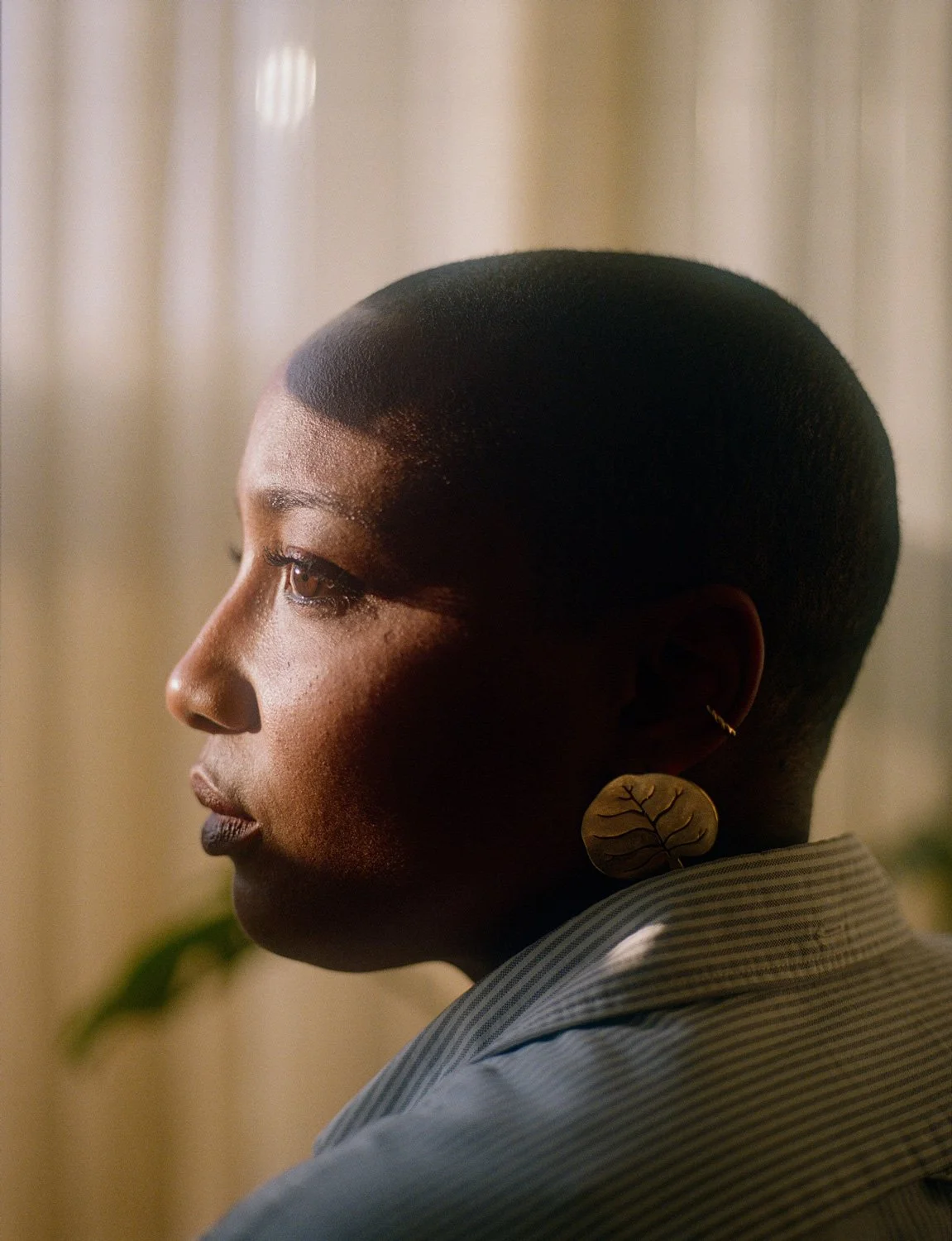 Portrait d'Adeline en fin de journée dans son appartement à Ivry