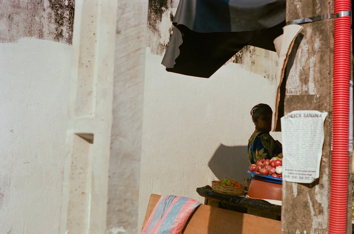 Lumière, textures et regard inquisiteur d'une femme au Vallon à Abidjan