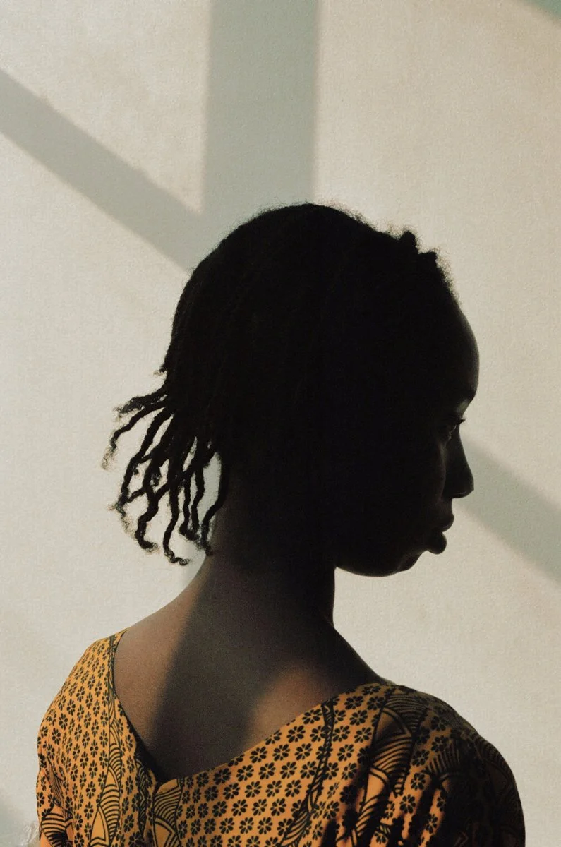 Portrait d'une jeune femme retournée, le visage presque dissimulé