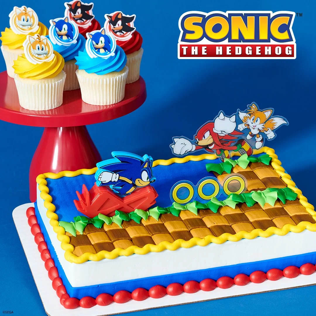 Sonic the Hedgehog themed birthday cake with characters and cupcakes featuring Sonic, Tails, and Knuckles.