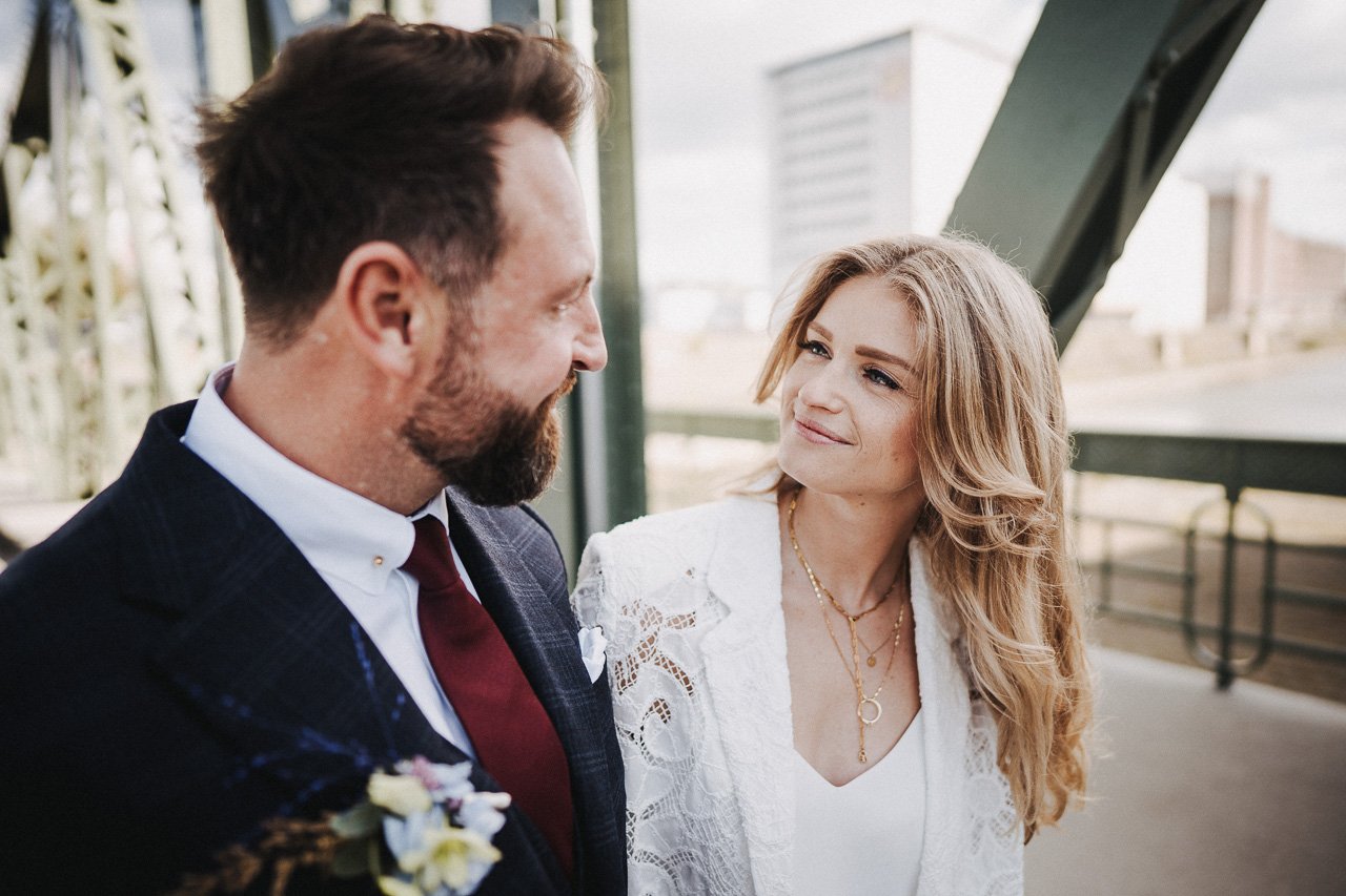 OH_YEAH-Hochzeitsfotograf_Hamburg-Klaus_Schwaiger-Urban_Wedding_Cologne-Nele_Martin-35.jpg