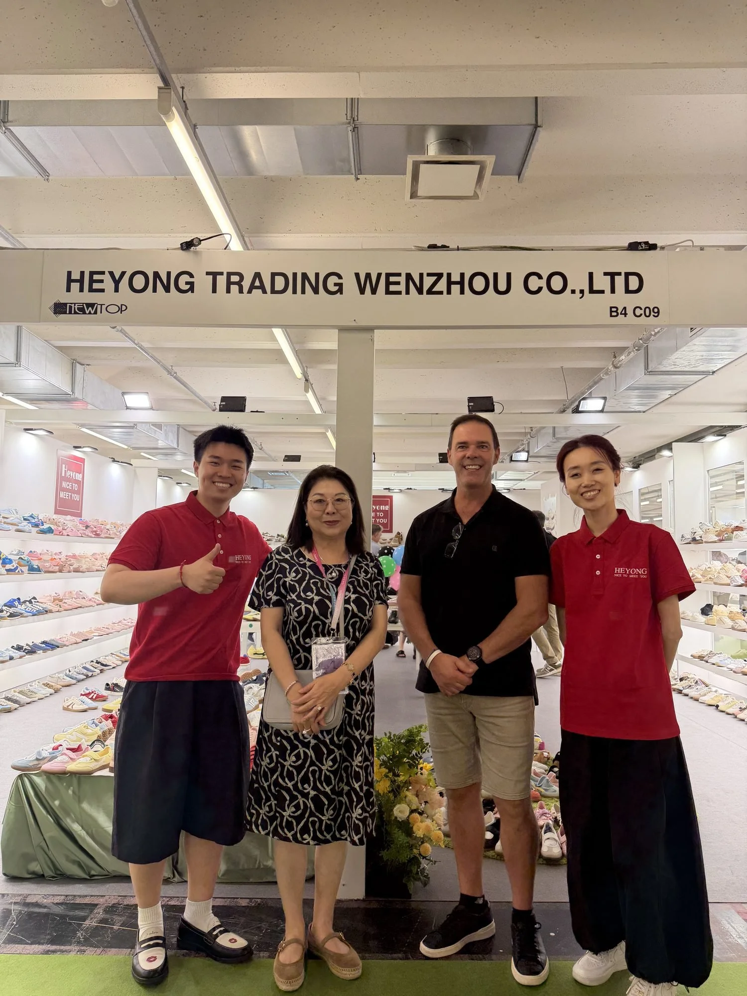 Raywalk team meeting a buyer at Riva Schuh 2026