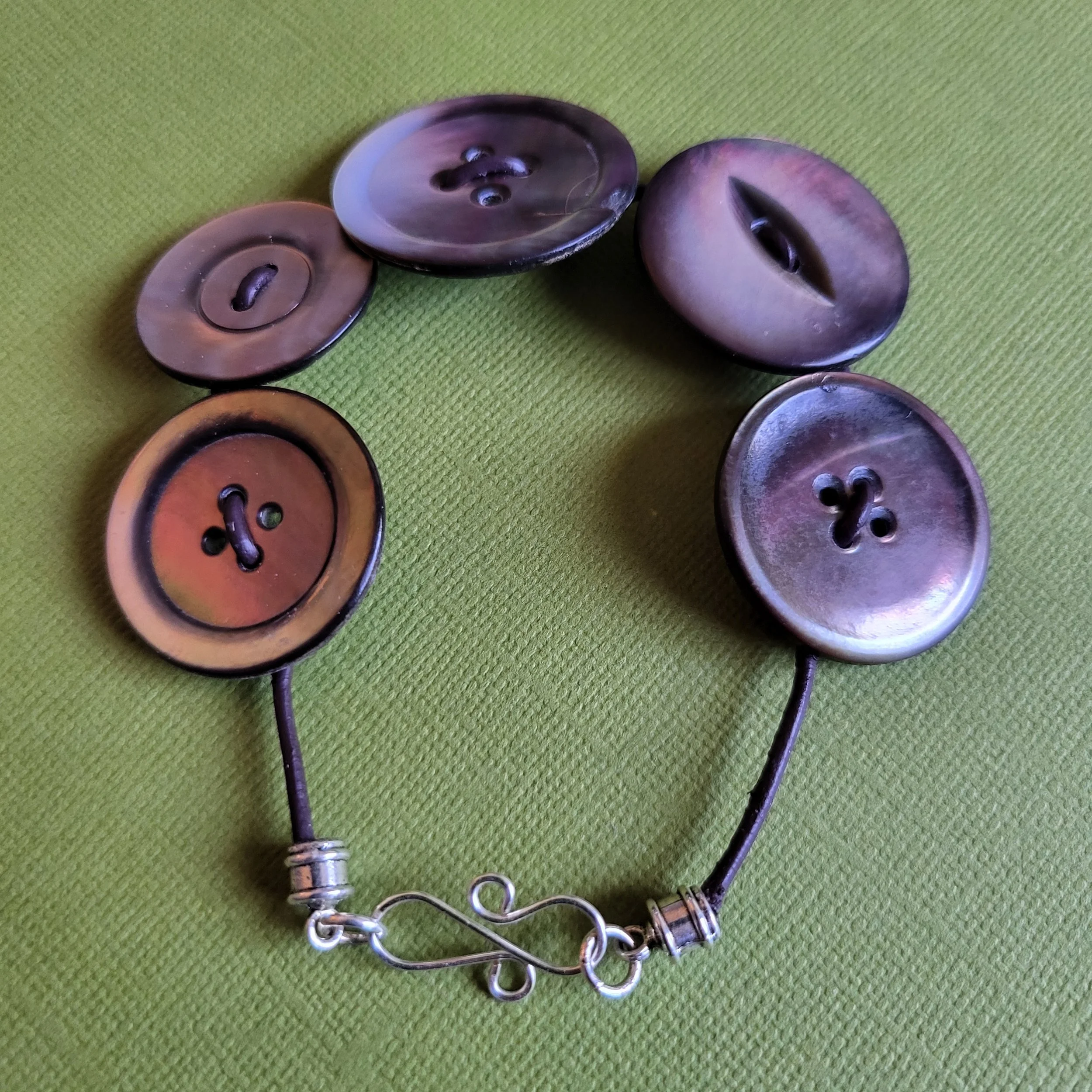 bracelet-big button detail.jpg