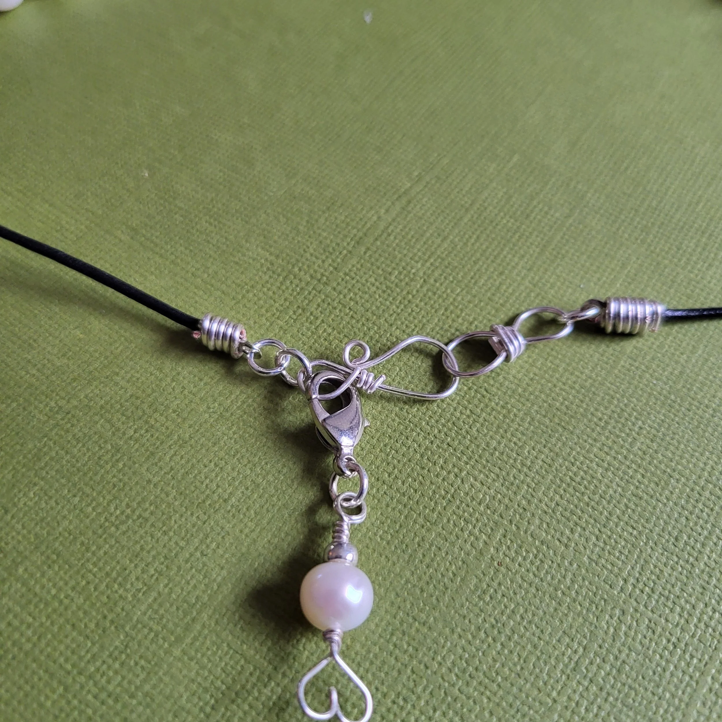 necklace-pearls+leather-details-b.jpg