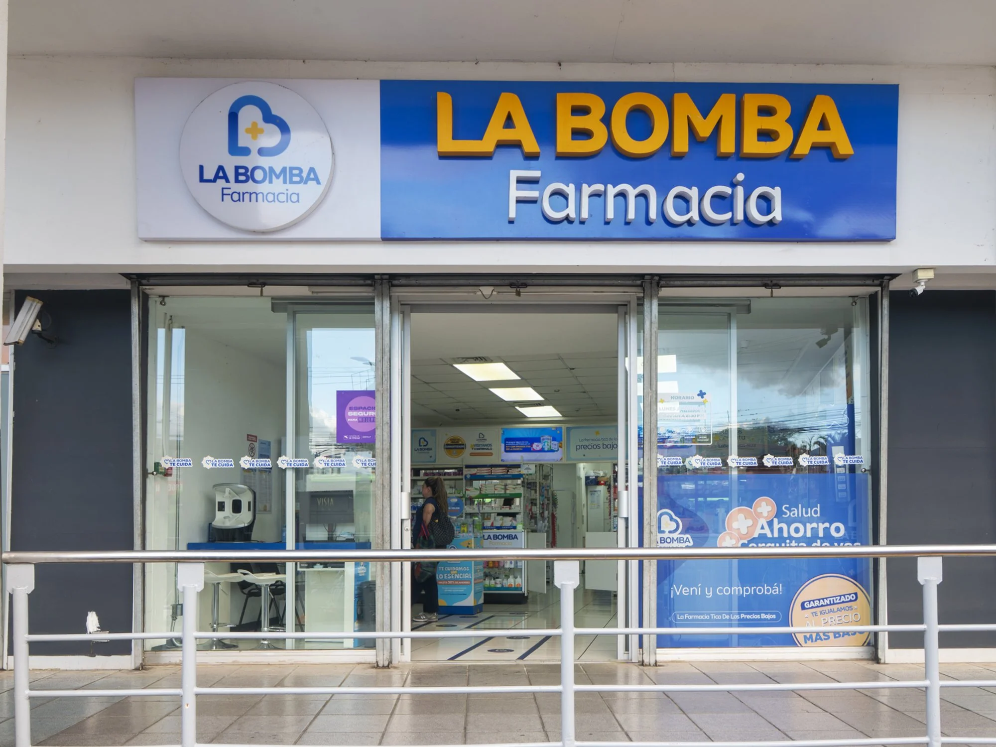 179farmacialabomba-a copy.jpg