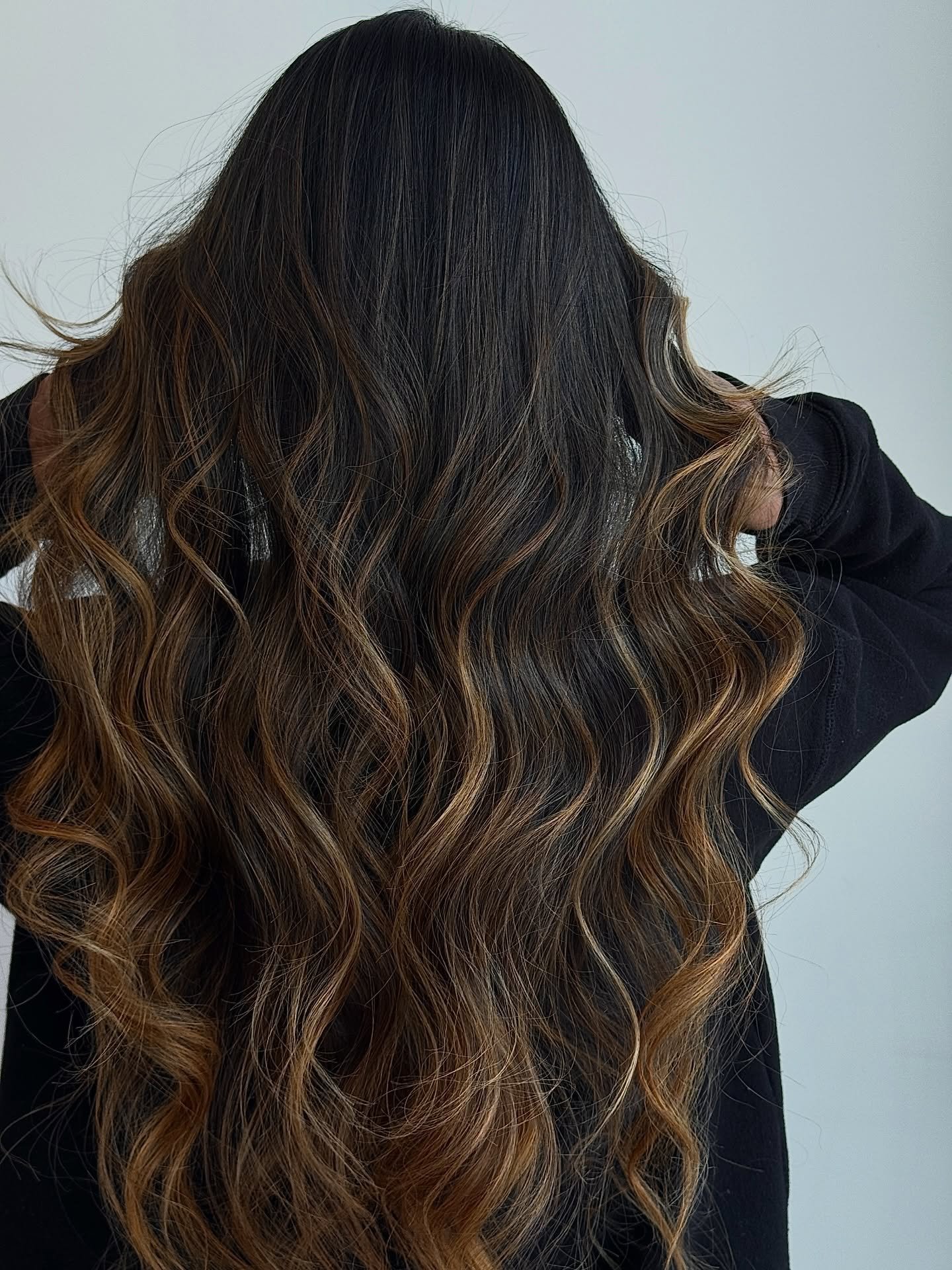 Espresso depth &rarr; golden caramel melt 🤎✨
Kept depth at the root and brightness through the mids + ends for contrast and longevity. Clean blend, glossy finish, and low-maintenance grow out.

Lightener: Blonde IQ 1:1.5 with 20 vol for controlled l